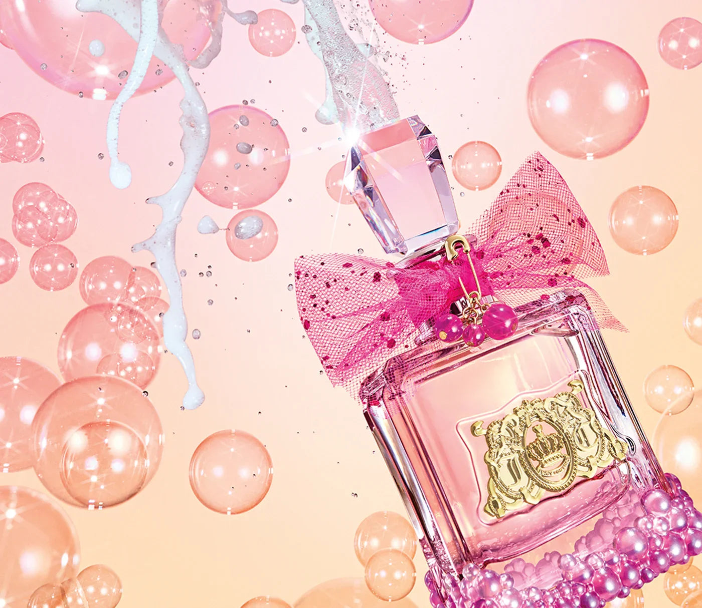בקבוק בושם ורוד מעוצב עם פקק קריסטל וסרט תחרה, רקע בועות צבעוניות