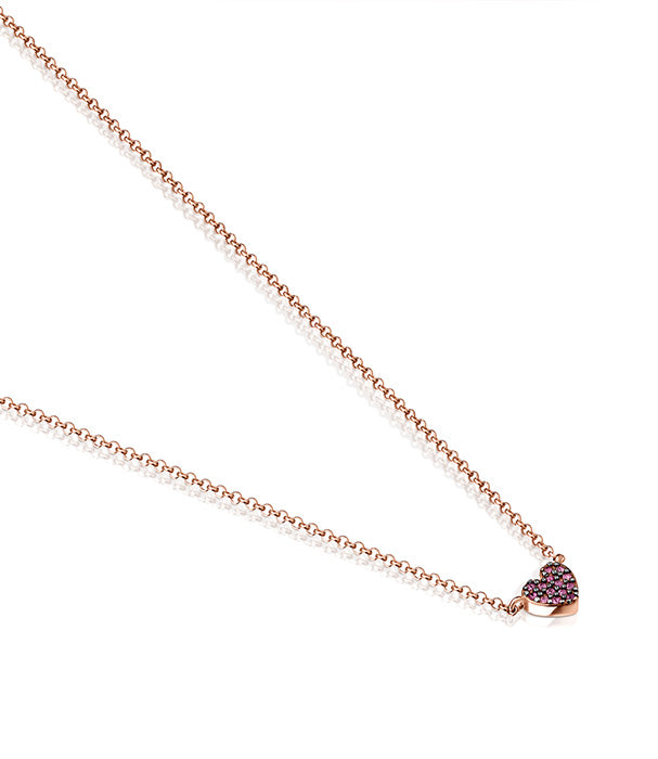 שרשרת זהב ורוד עם תליון לב משובץ אבני חן על רקע לבן