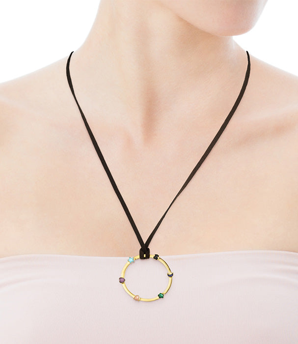 שרשרת תליון עגול מזהב עם חרוזים צבעוניים על סרט שחור, על צוואר אישה