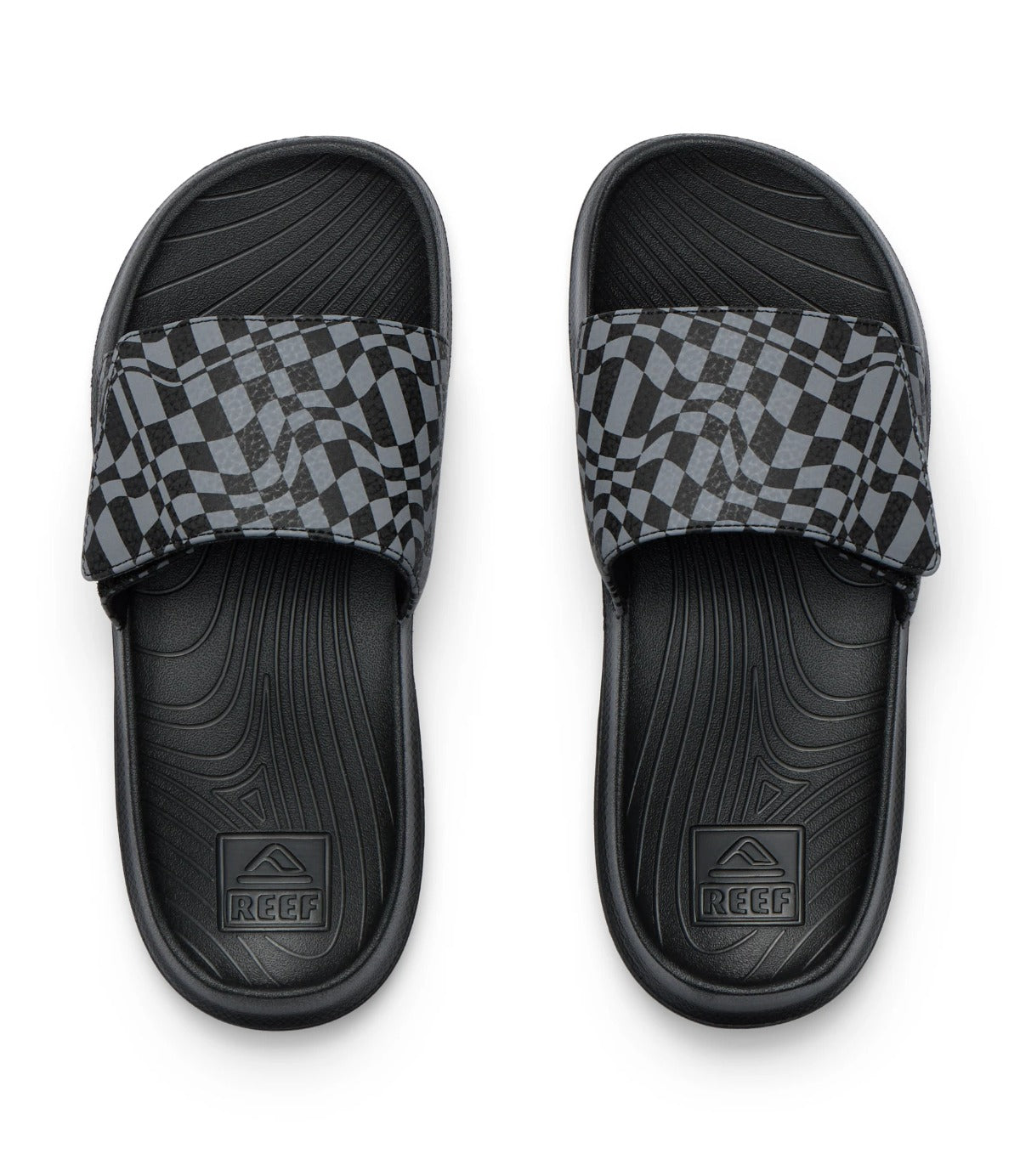 כפכפי ילדים שחורים עם רצועה בדוגמת משבצות גיאומטרית, סוליה ממותגת REEF