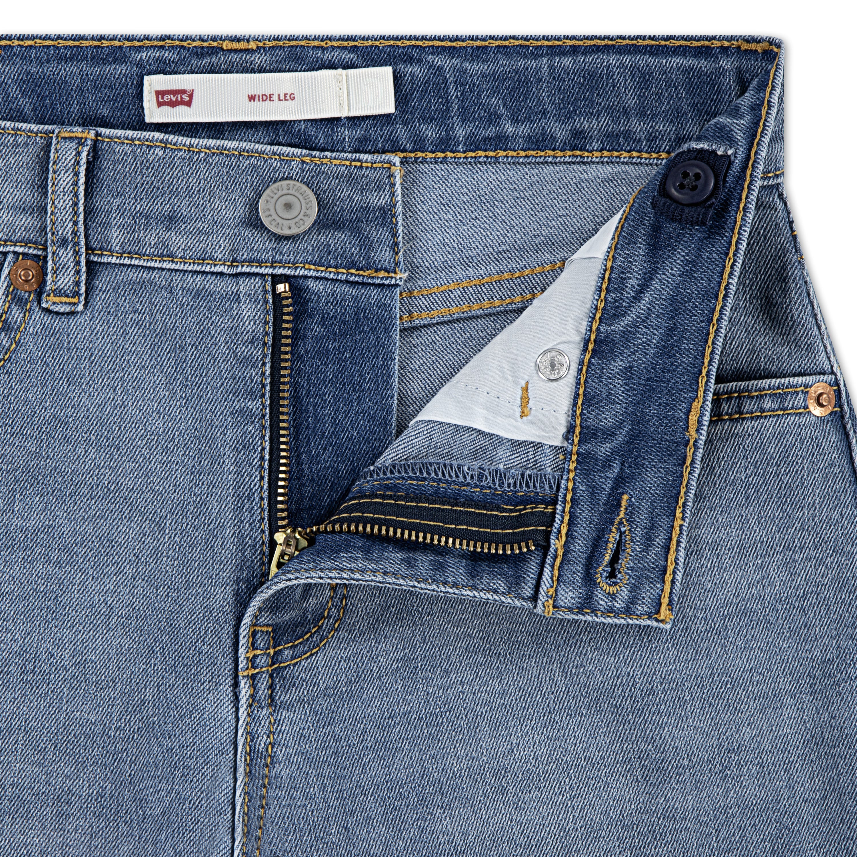 ג'ינס כחול פתוח במבט קרוב, רוכסן וחגורה עם תפרים צהובים, תווית 'WIDE LEG'
