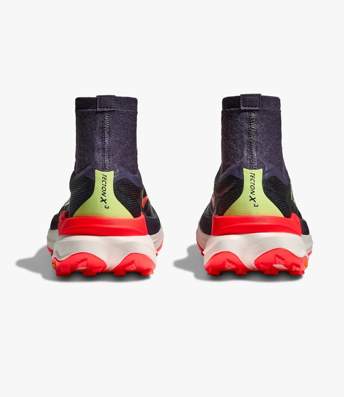 מבט אחורי על זוג הנעליים עם כיתוב TECTON X וסוליית Vibram כתומה - CHOZEN