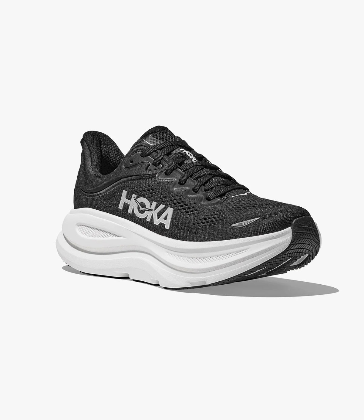 נעלי ריצה BONDI 9 שחורות בזווית קדמית עם לוגו HOKA בולט - CHOZEN