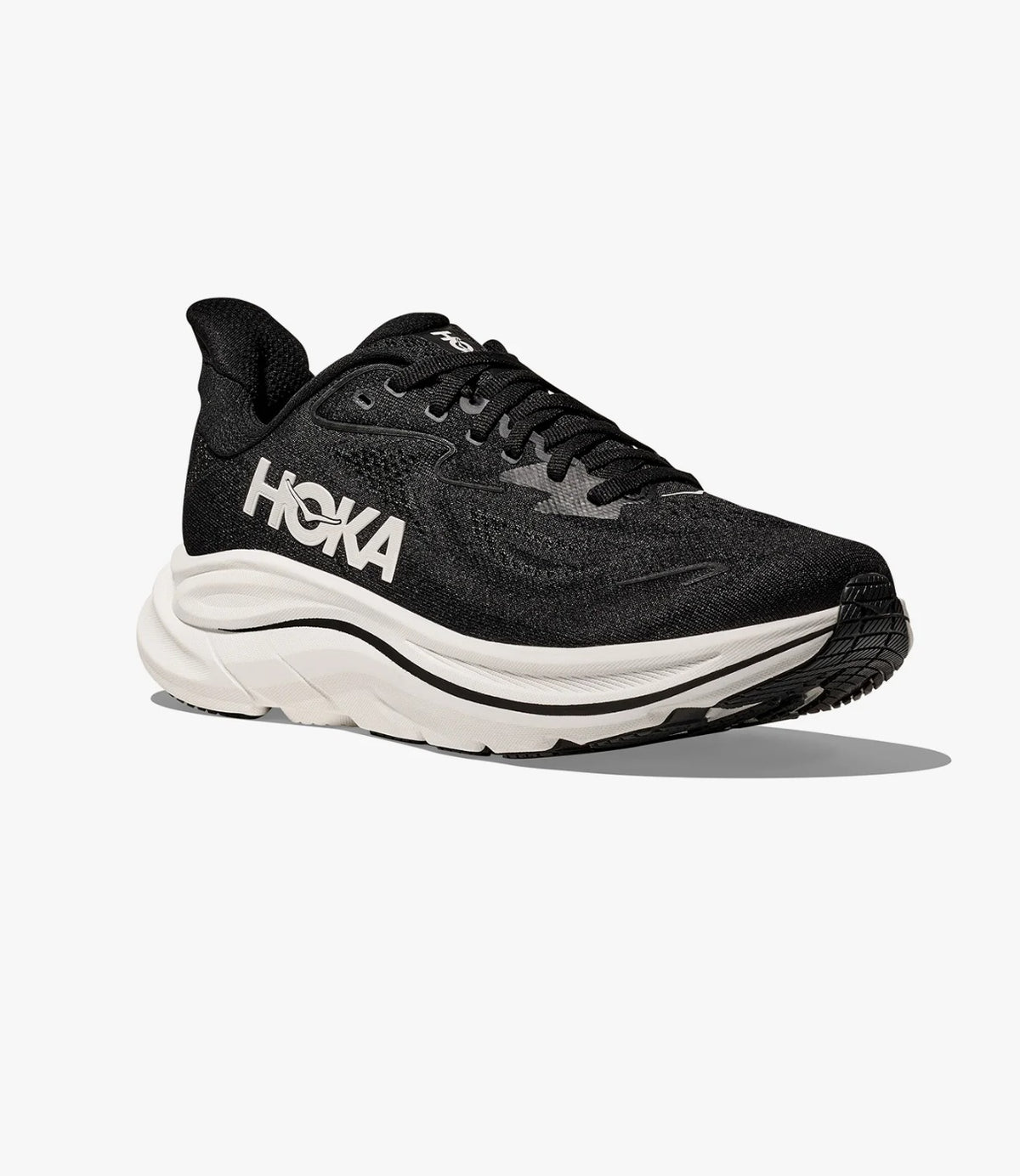 נעל ריצה HOKA Clifton X-Wide 10 בשחור ולבן, מבט זווית קדמית עם לוגו בולט בצד - CHOZEN