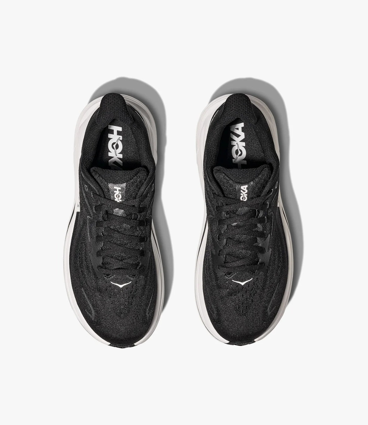 זוג נעלי ריצה HOKA Clifton X-Wide 10 בשחור, מבט מלמעלה על השרוכים והלשונית - CHOZEN