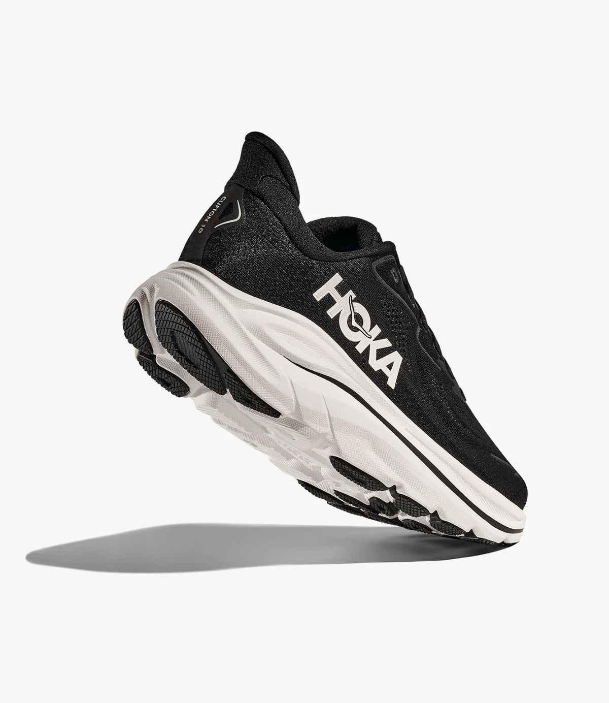 נעל ריצה HOKA Clifton X-Wide 10 בשחור ולבן, מבט אחורי מודגש על העקב והסוליה - CHOZEN