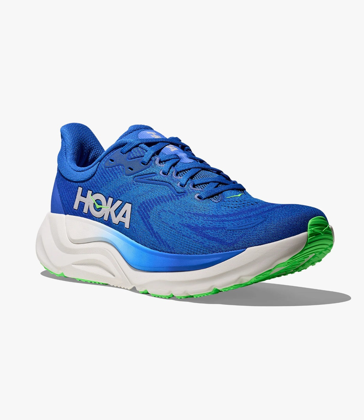 נעל ריצה ARAHI 8 כחולה בזווית קדמית מציגה את לוגו HOKA - CHOZEN