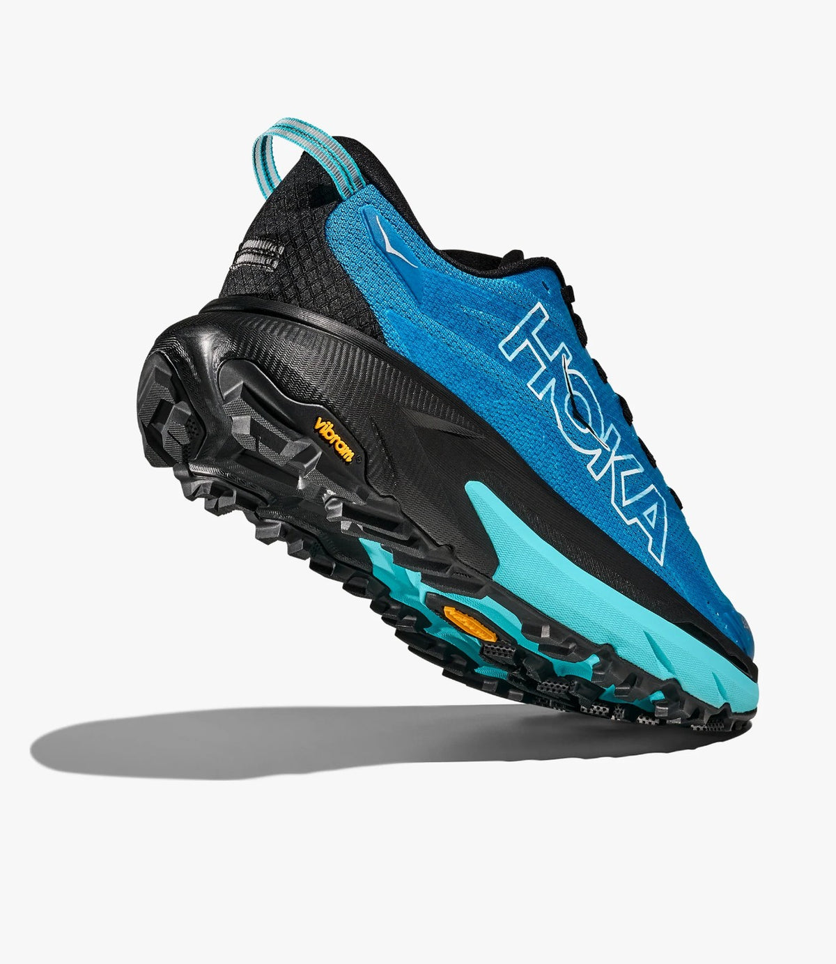 מבט אחורי-תחתון המציג את סוליית Vibram ואת דוגמת האחיזה - CHOZEN