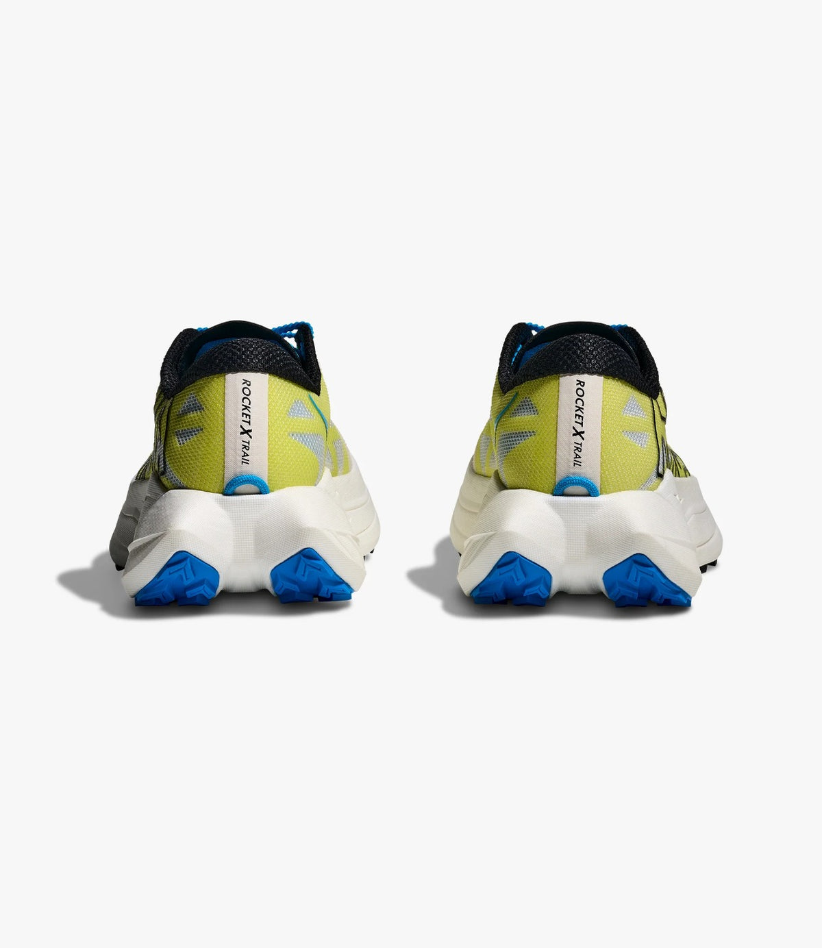 זוג נעלי ריצה הוקה ROCKET X TRAIL בצילום אחורי עם כיתוב על הסוליה - CHOZEN