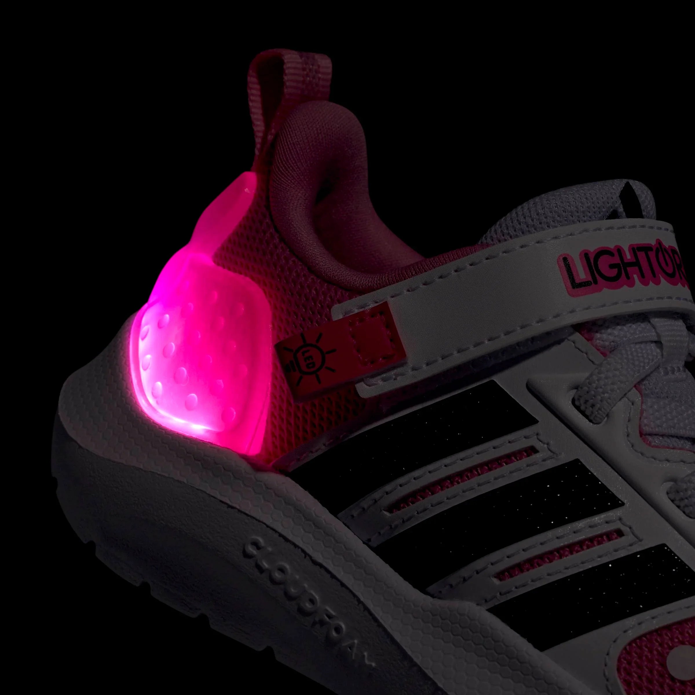 נעל ספורט אפורה עם הדלקת לד ורודה, מותג CHOZEN, עיצוב מודרני, פסי צד לבנים