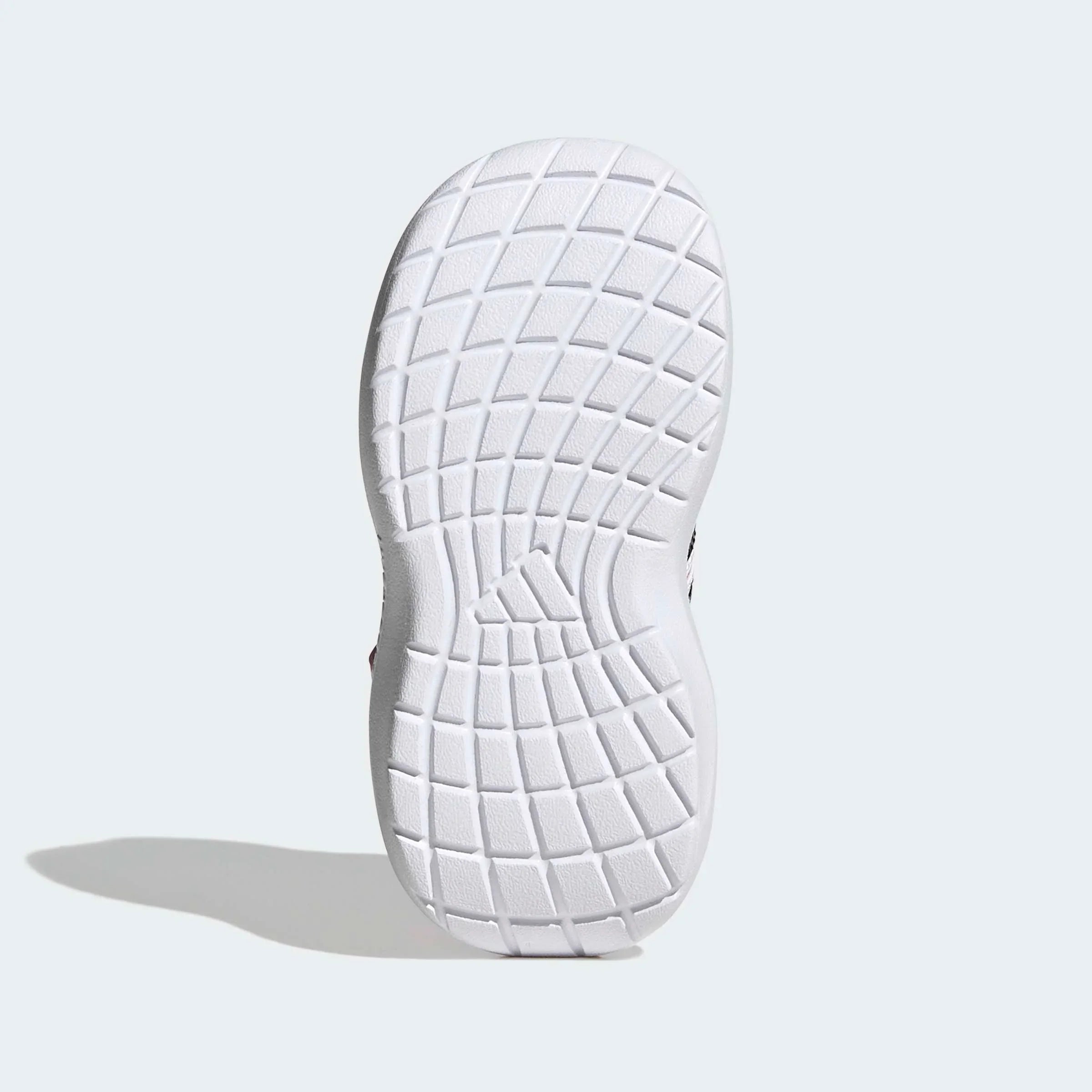 סוליית נעל ספורט לבנה עם דוגמת רשת, צילום סטודיו, מותגים מובילים ב-CHOZEN