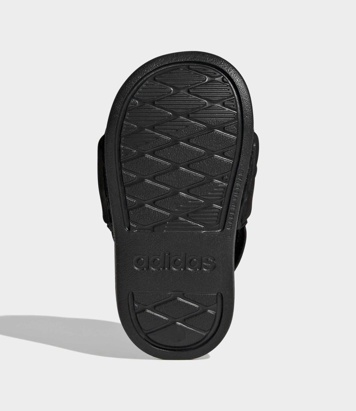 סוליית כפכף שחורה עם לוגו adidas ותבנית אחיזה, צילום ממבט תחתון