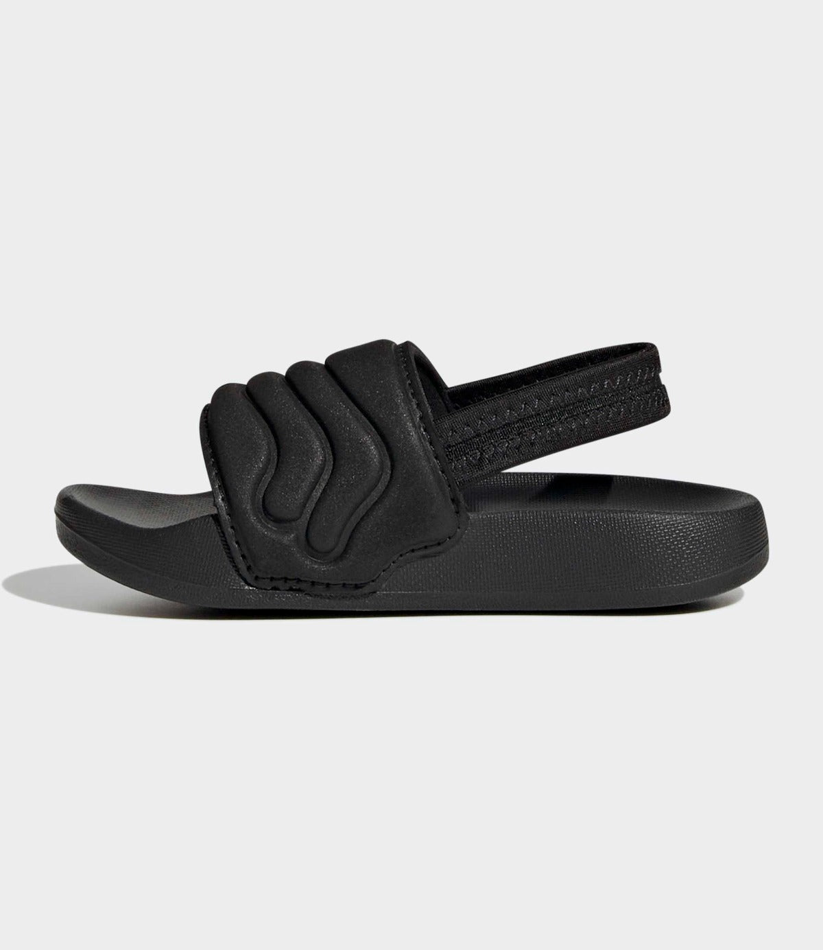 כפכף פתוח שחור עם רצועה אחורית ופרטים מרופדים, צילום צד על רקע אפור