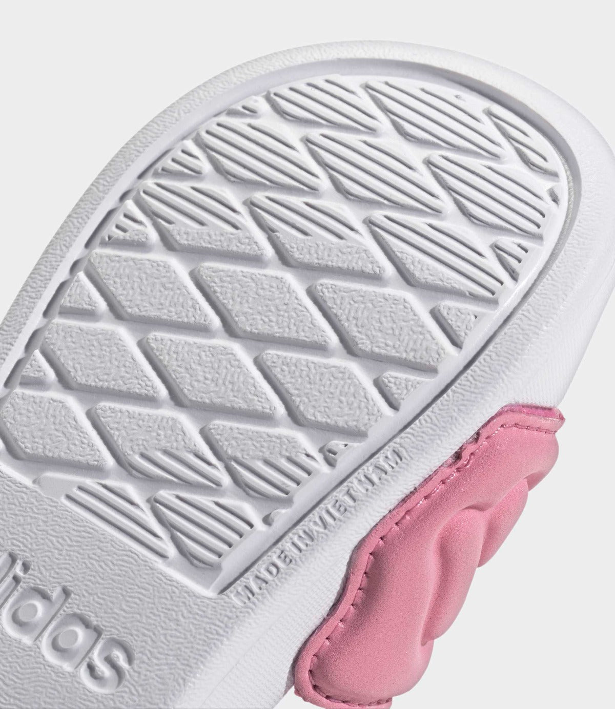 סוליית נעל ספורט לבנה עם דוגמת יהלום ופרט ורוד, צילום תקריב