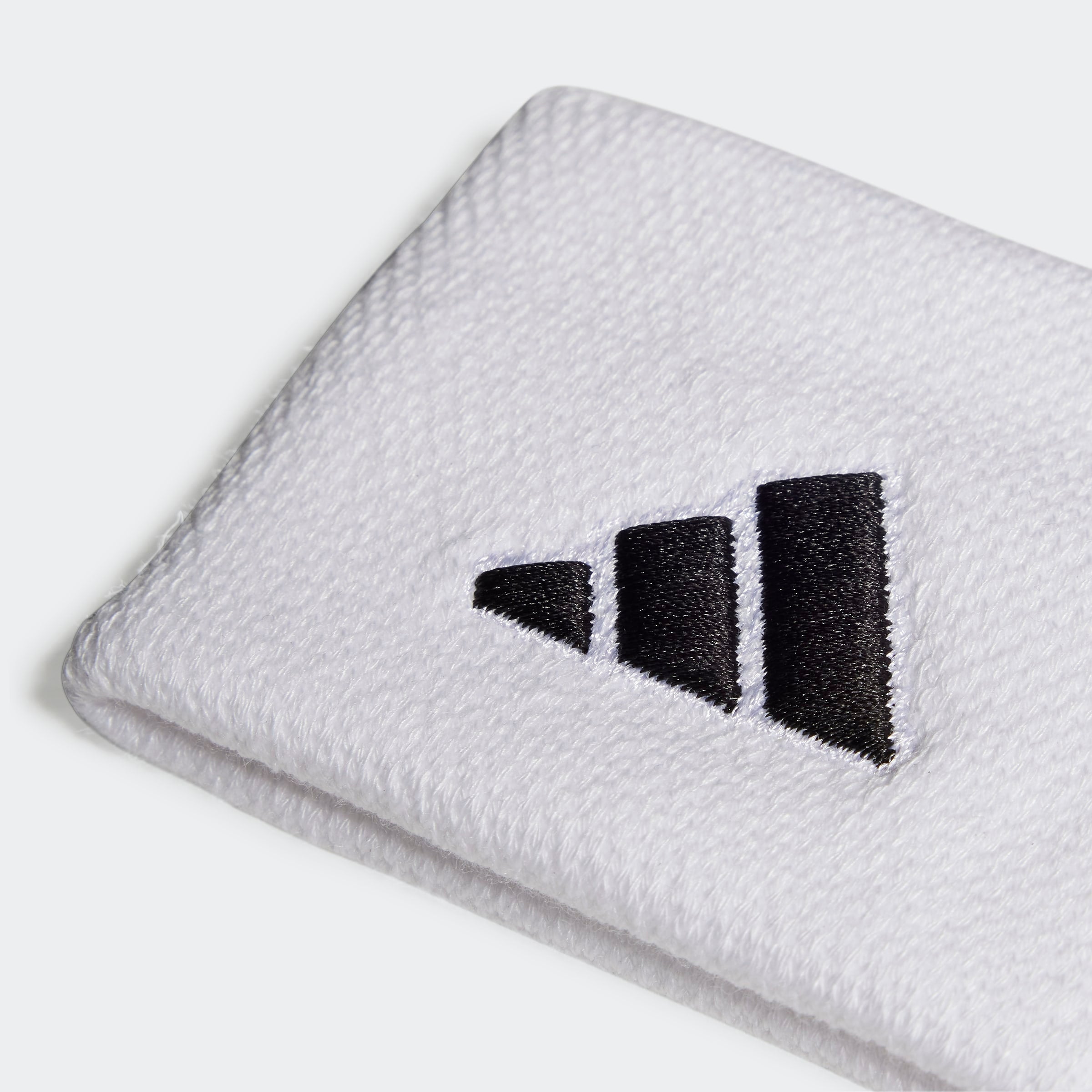 זיעה לבנה עם רקמת פסים שחורים, צילום מקרוב, אביזר ספורט אופנתי