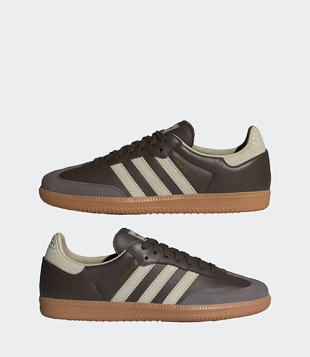 נעלי סניקרס עור חומות עם שלושה פסים בהירים וסוליה חומה, תצוגת צד כפולה