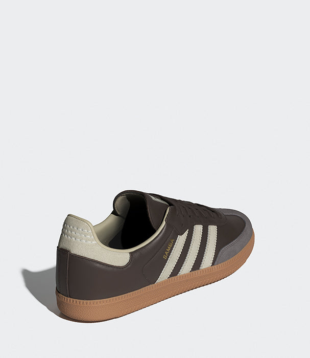 נעל סניקרס אפורה עם סוליה חומה, שלושה פסים לבנים בצד ועיצוב קלאסי לגברים