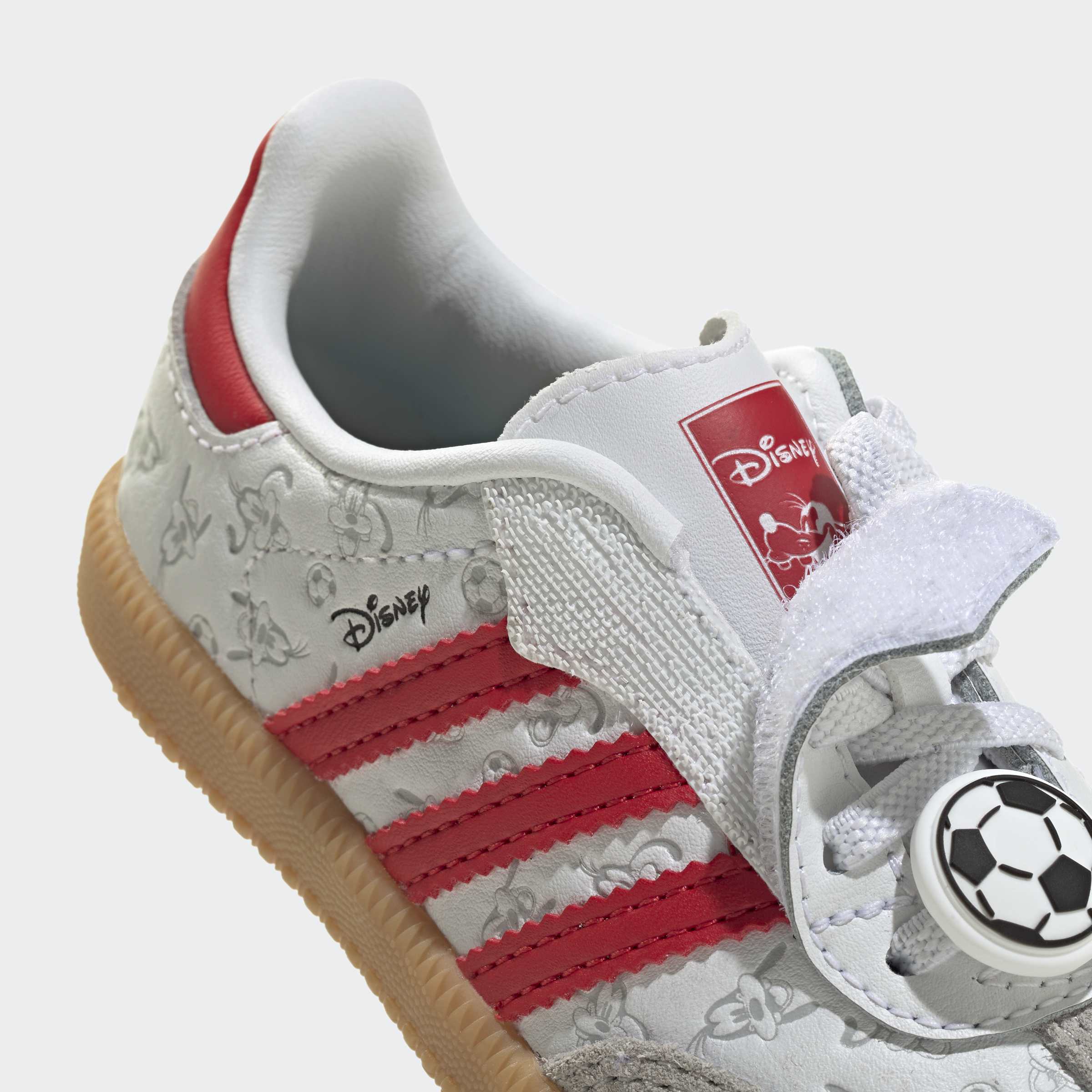 נעל ספורט ילדים לבנה עם פס אדום, דמויות דיסני, שרוכים עם כדור כדורגל וסוליה חומה
