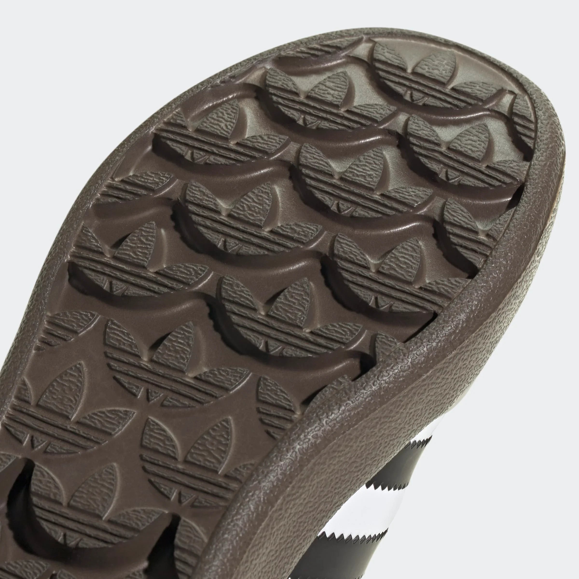 תקריב סוליית כפכף חום עם דוגמת עלה של אדידס, מותג מוביל ב-CHOZEN קבוצת אלפא