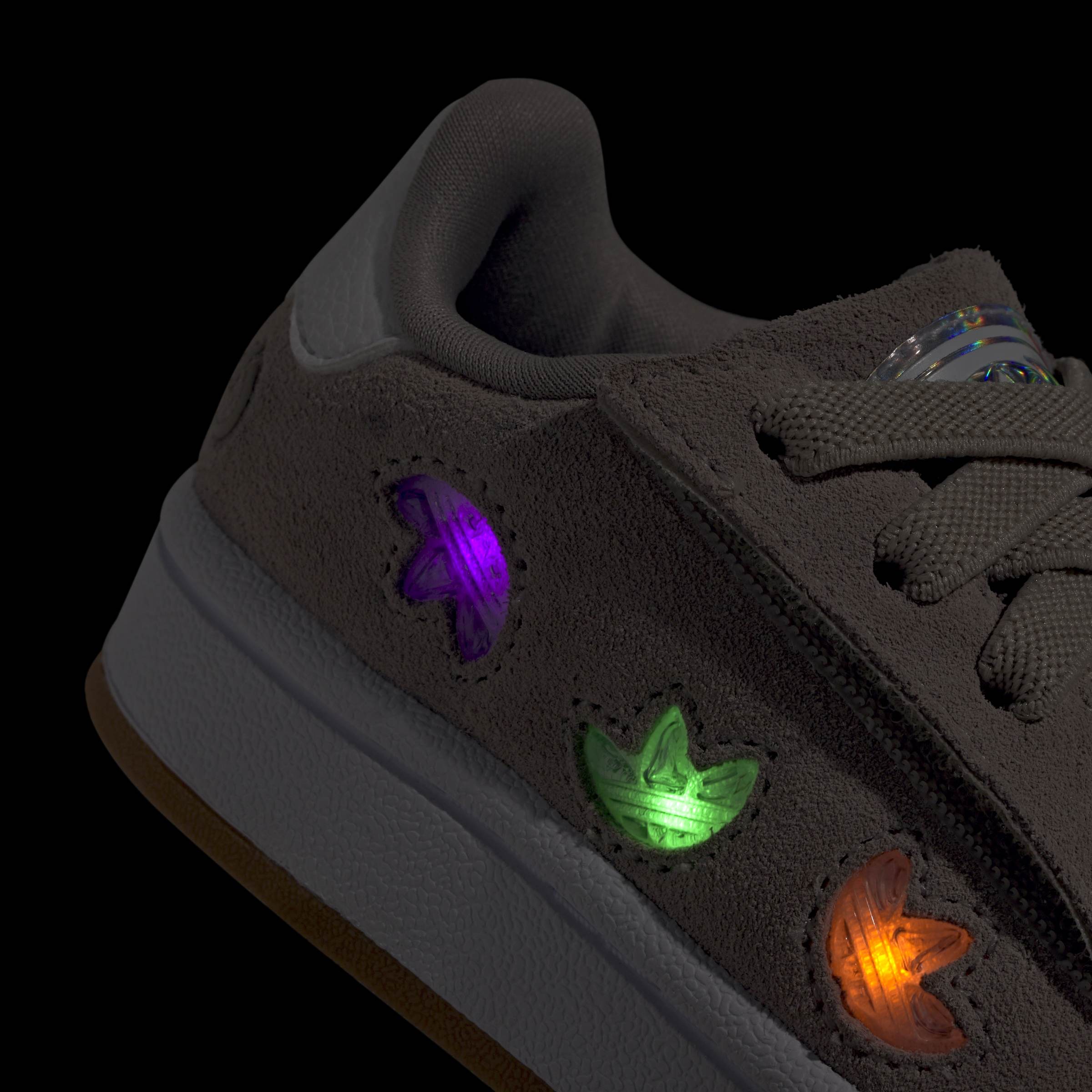 נעל סניקרס אפורה עם עיטורי לוגו בצבעים זוהרים סגול, ירוק וכתום, דגם יוניסקס אופנתי