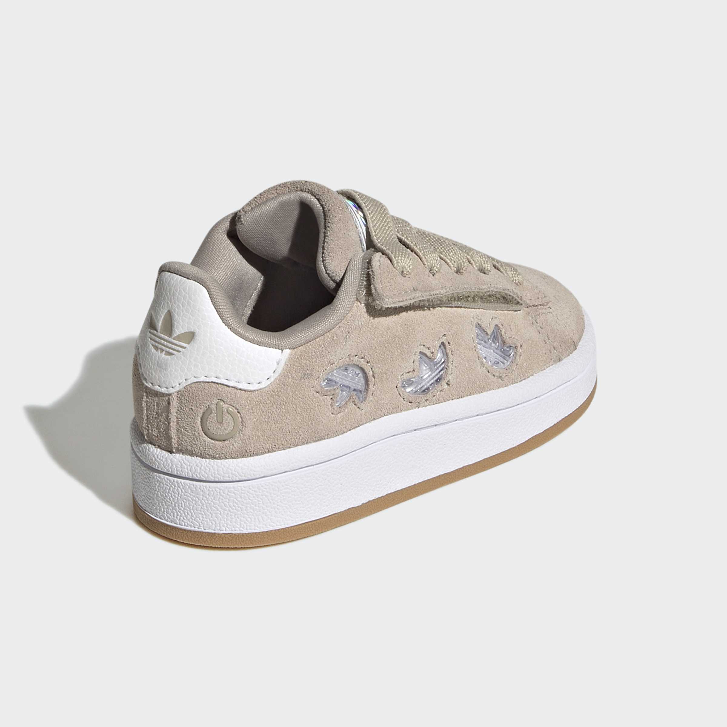 נעל סניקרס בז׳ עם סוליה לבנה, עיטורי לוגו וסמל על העקב, צילום צד אחורי