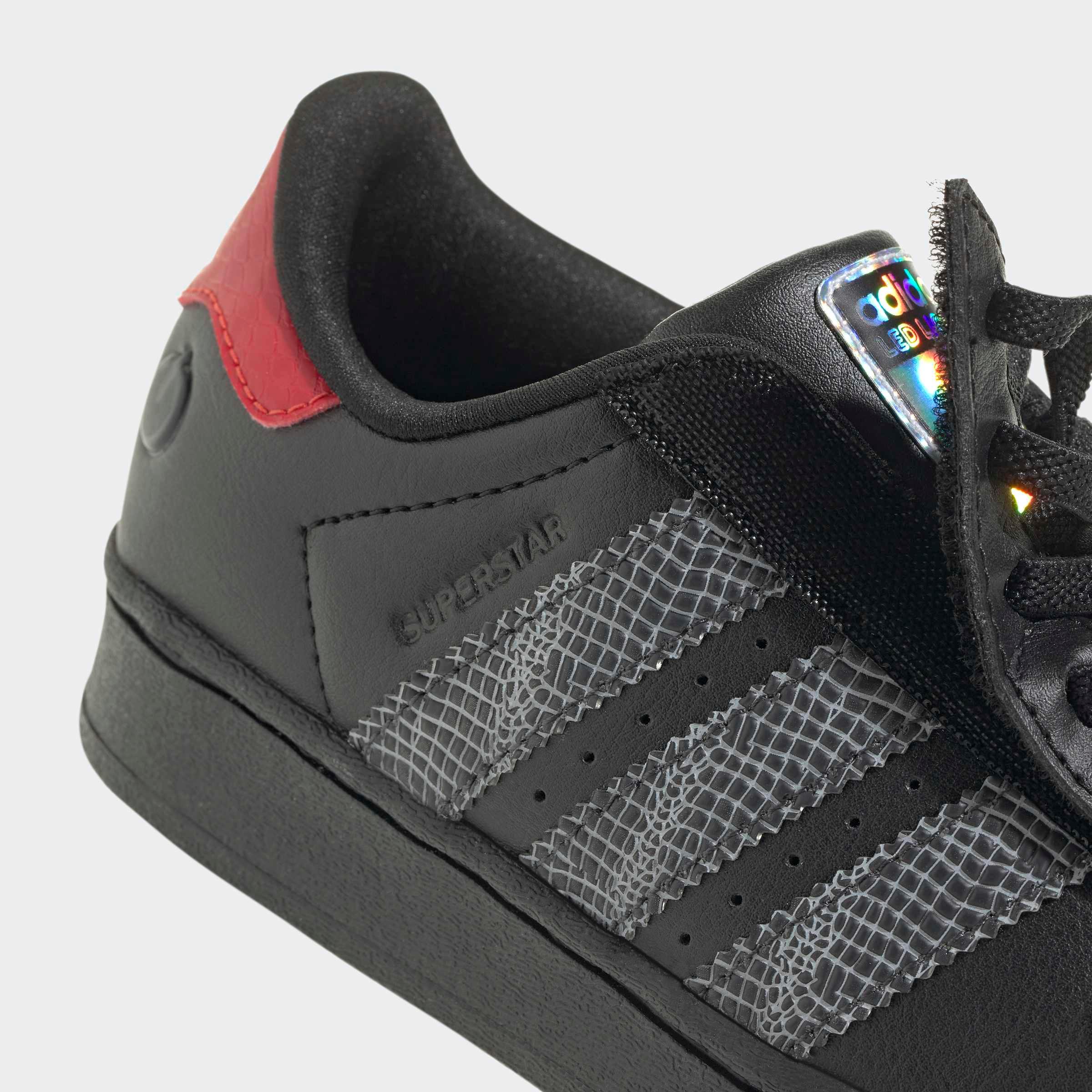 סניקרס אדידס Superstar בצבע שחור עם עיטור אדום ועיצוב תלת פסים, מקולקציית CHOZEN