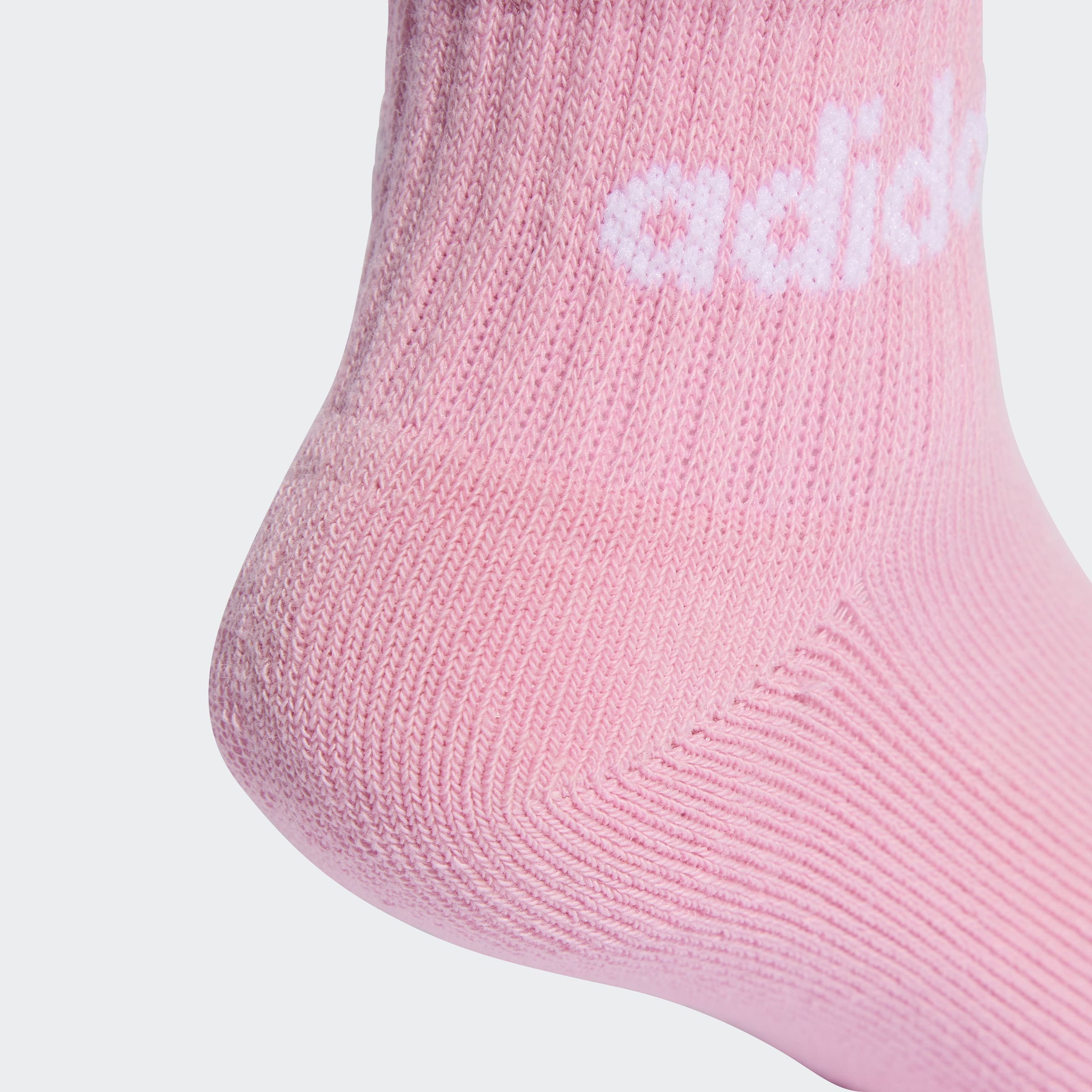 גרב ספורט ורוד עם מרקם סרוג ולוגו לבן בחלק העליון