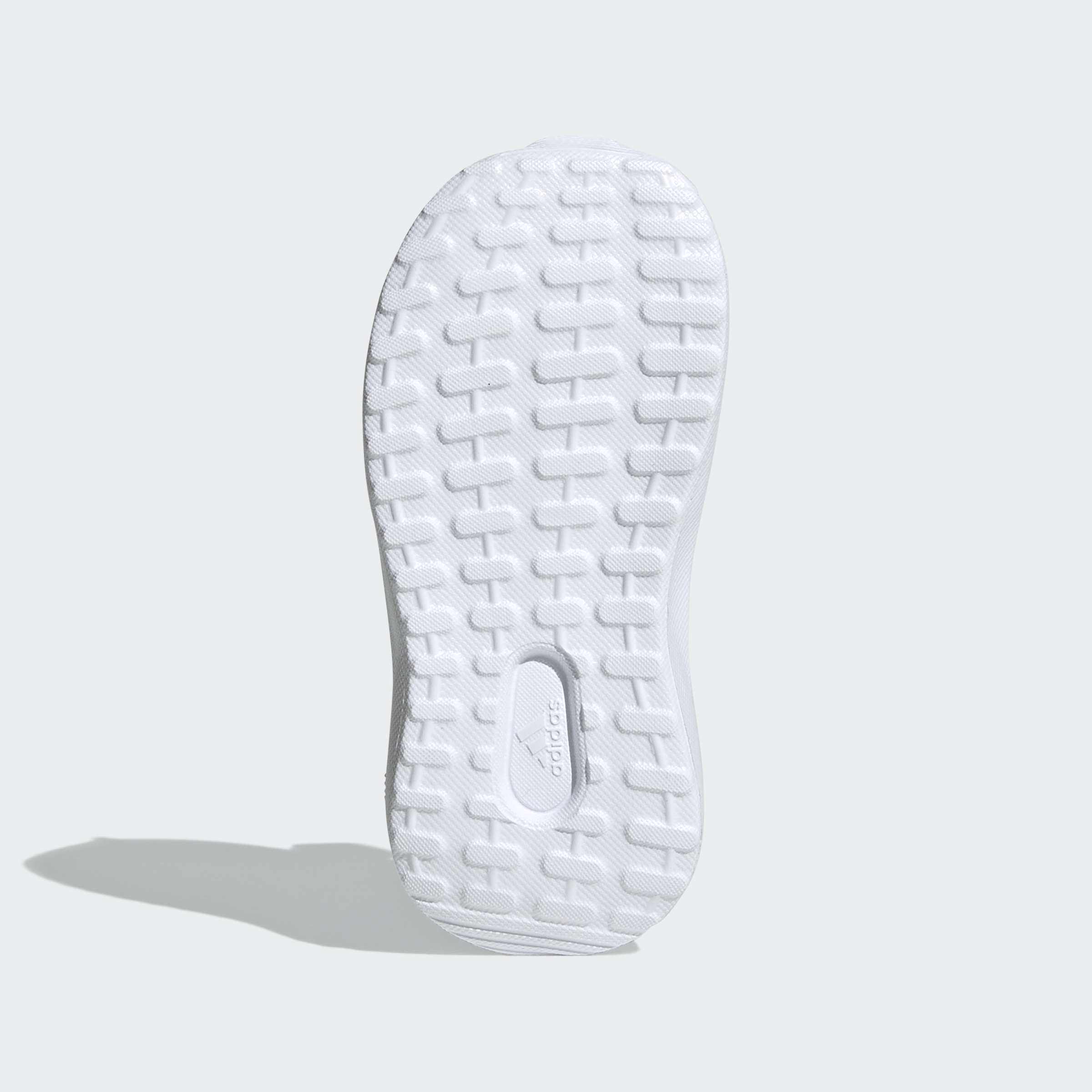 סוליית נעל ספורט אפורה עם דפוס אחיזה בולט, צילום מבט תחתון