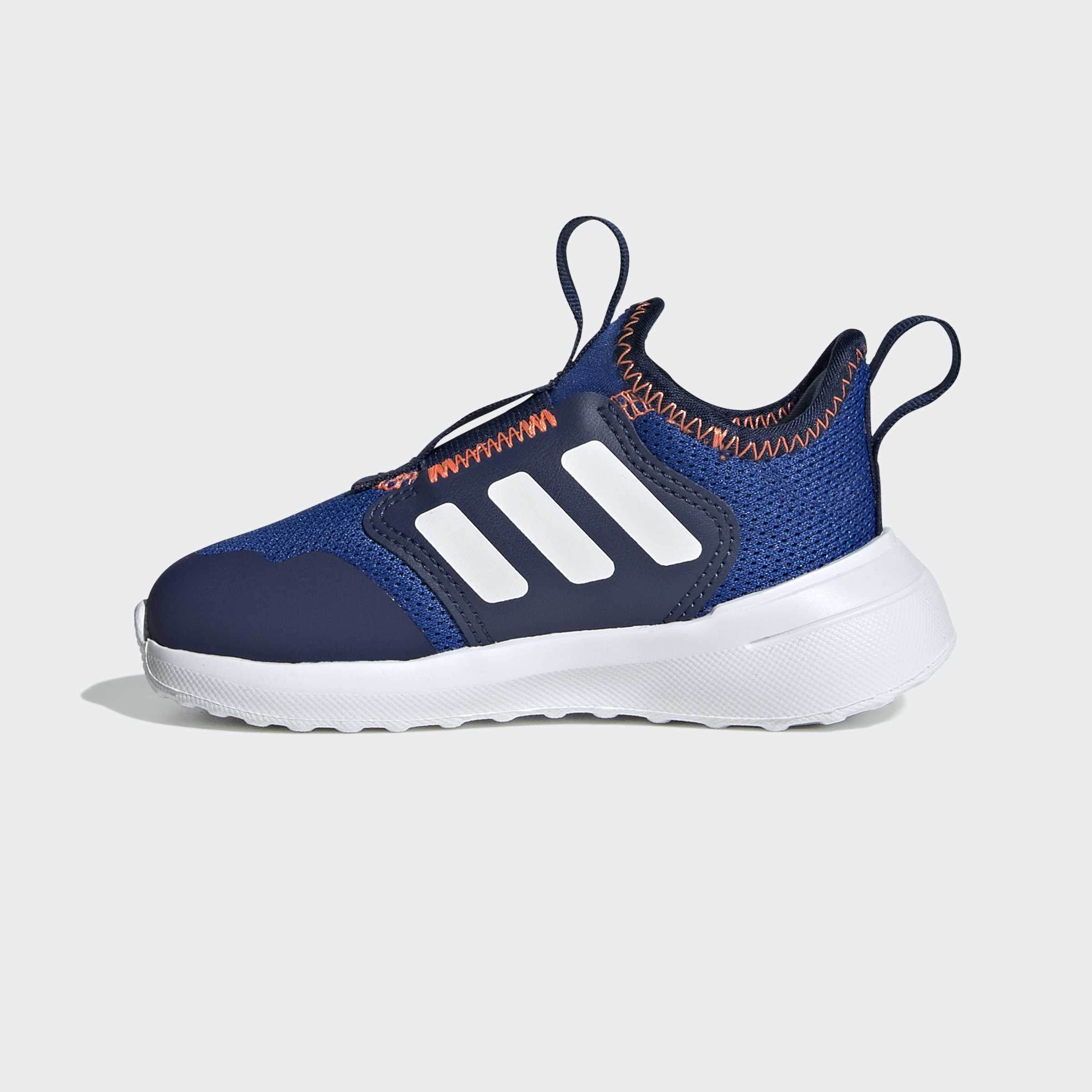 נעל ספורט כחולה לילדים עם סוליה לבנה, רשת אוורירית וקישוט כתום