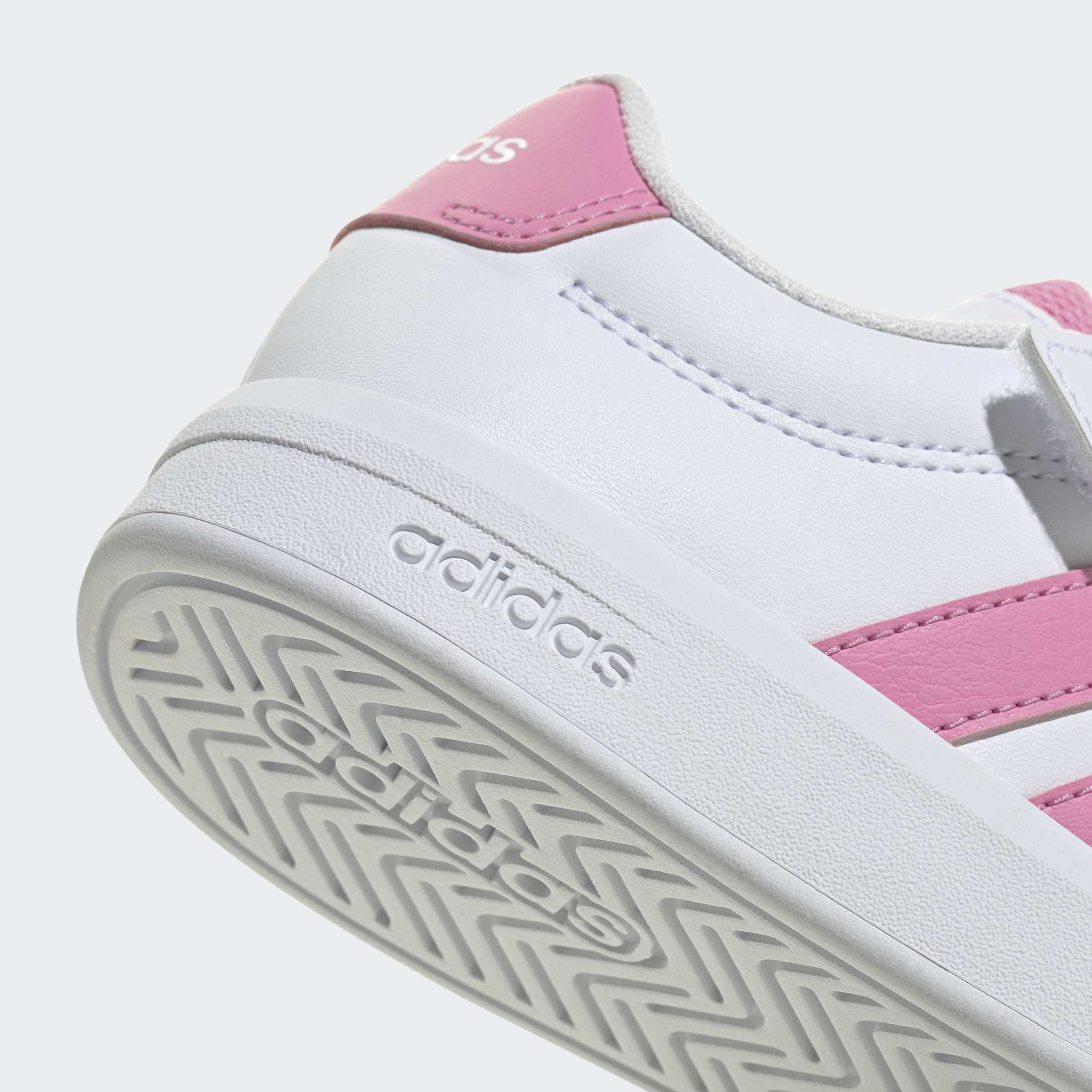 נעל ספורט נשים לבנה עם פרטים ורודים, סוליה ייחודית ותפרים בולטים