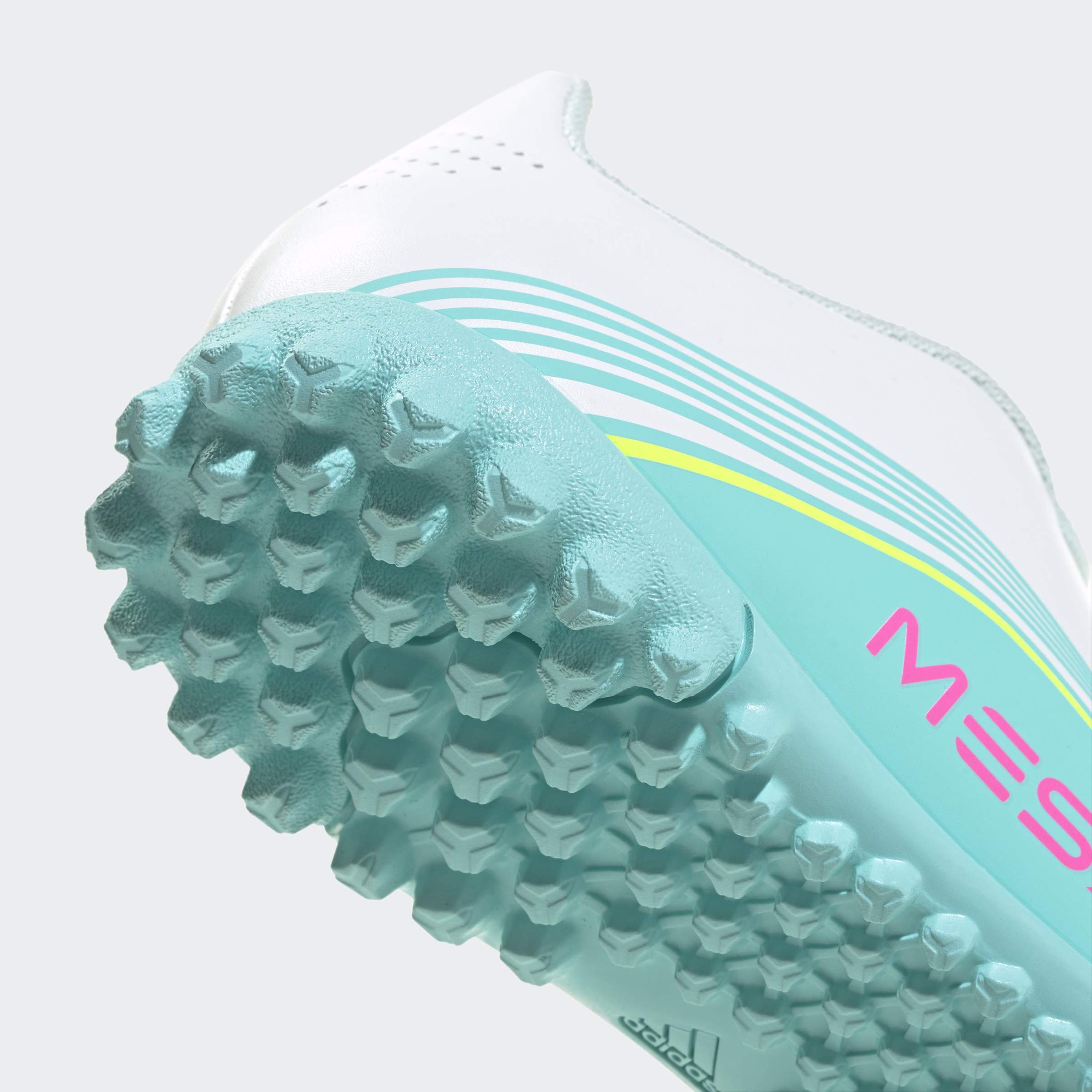 נעל ספורט דגם מקצועי בצבע טורקיז ולבן, צילום תקריב של הסוליה עם זיזים לאחיזה משופרת