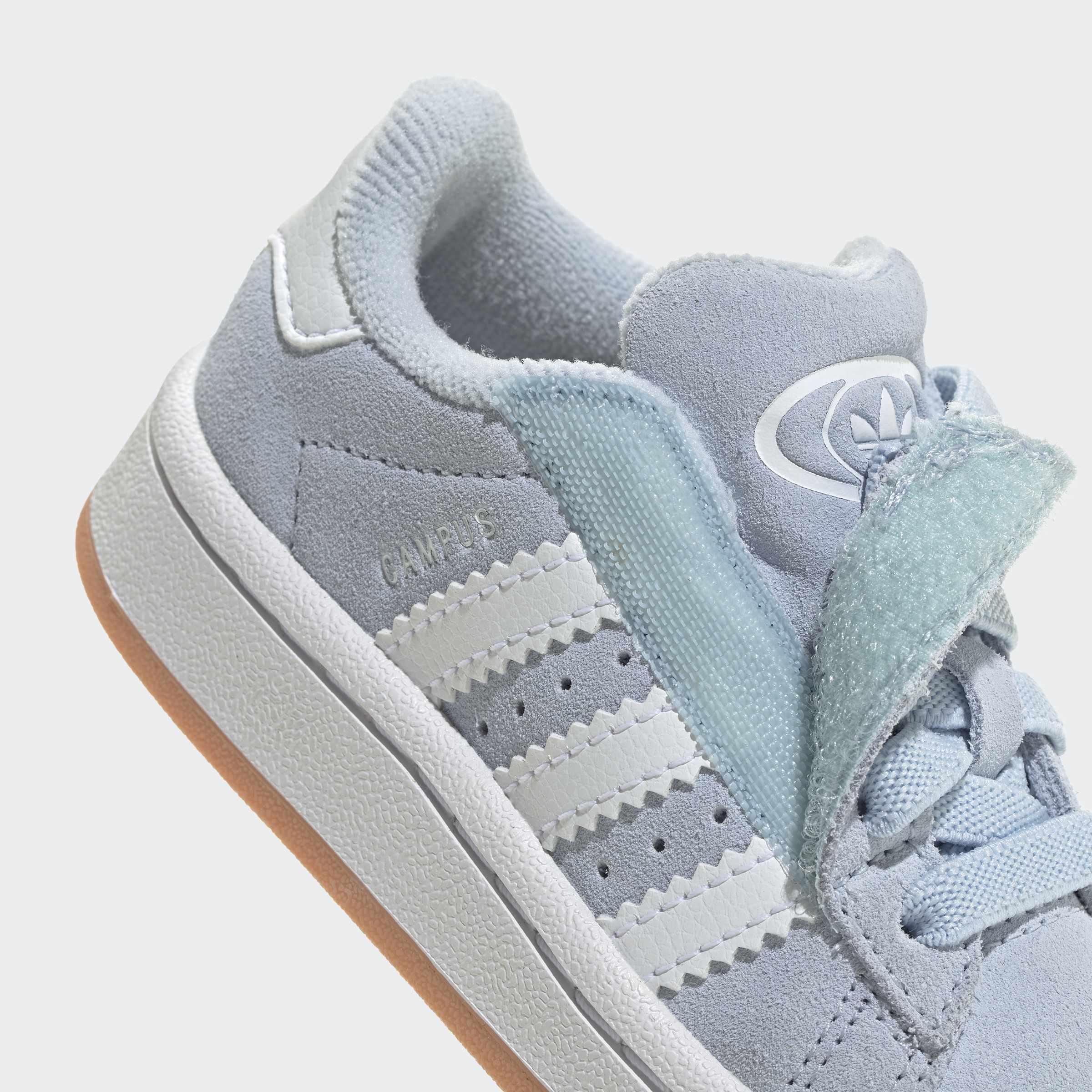 נעלי סניקרס ילדות בצבע אפור בהיר עם סוליה לבנה, דגם CAMPUS, סגירת ולקרו ושרוכים