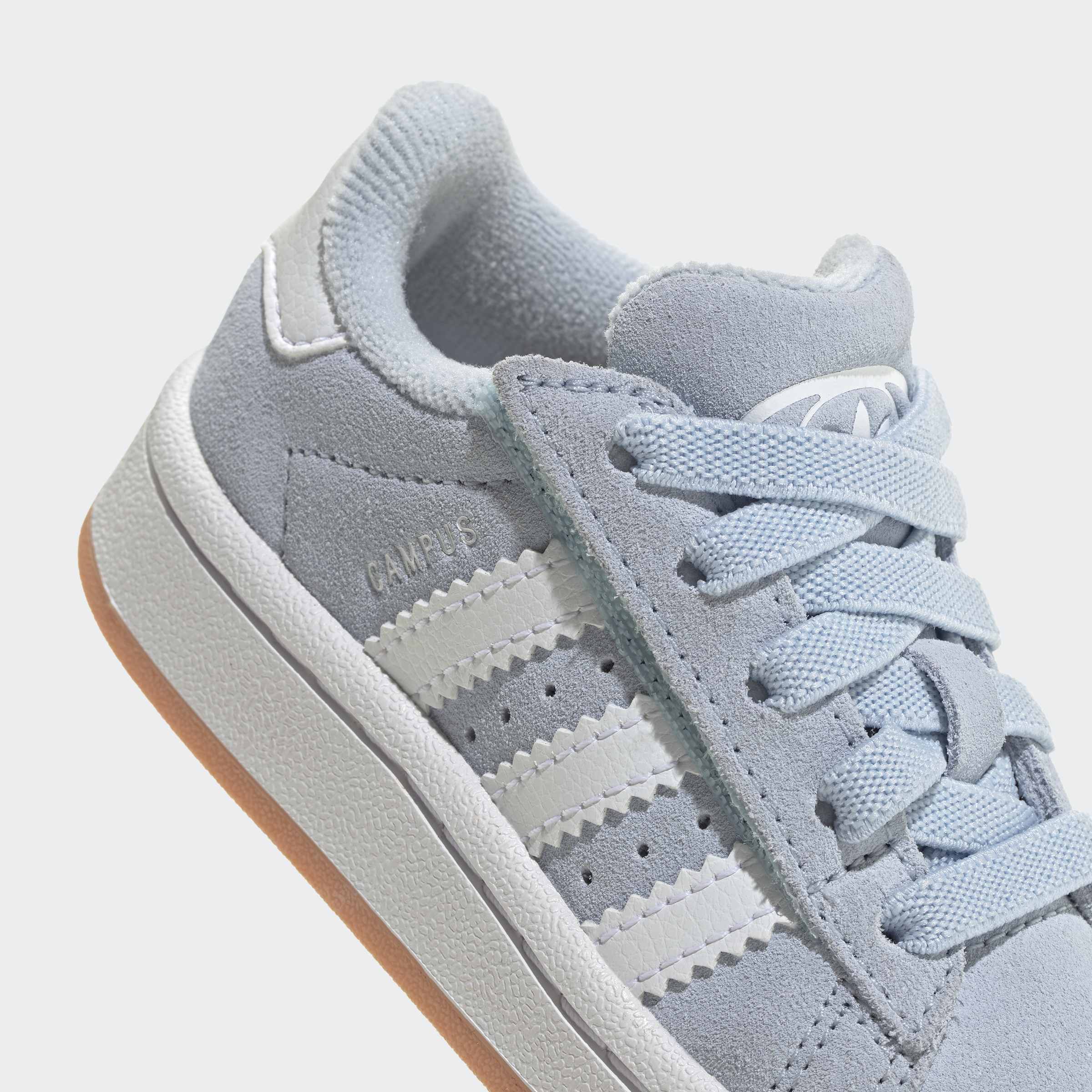 נעל סניקרס יוניסקס אפורה עם שלושה פסים לבנים, שרוכים בד, סוליה לבנה ופס גומי