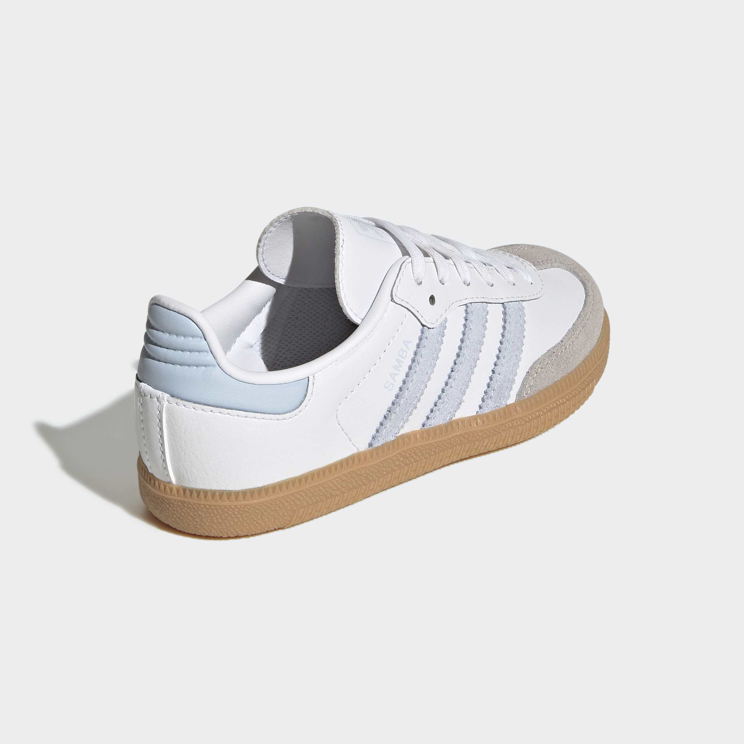 נעל ספורט אופנתית בצבע לבן עם סוליה חומה, דוגמת פסים ובהשראת עיצוב קלאסי