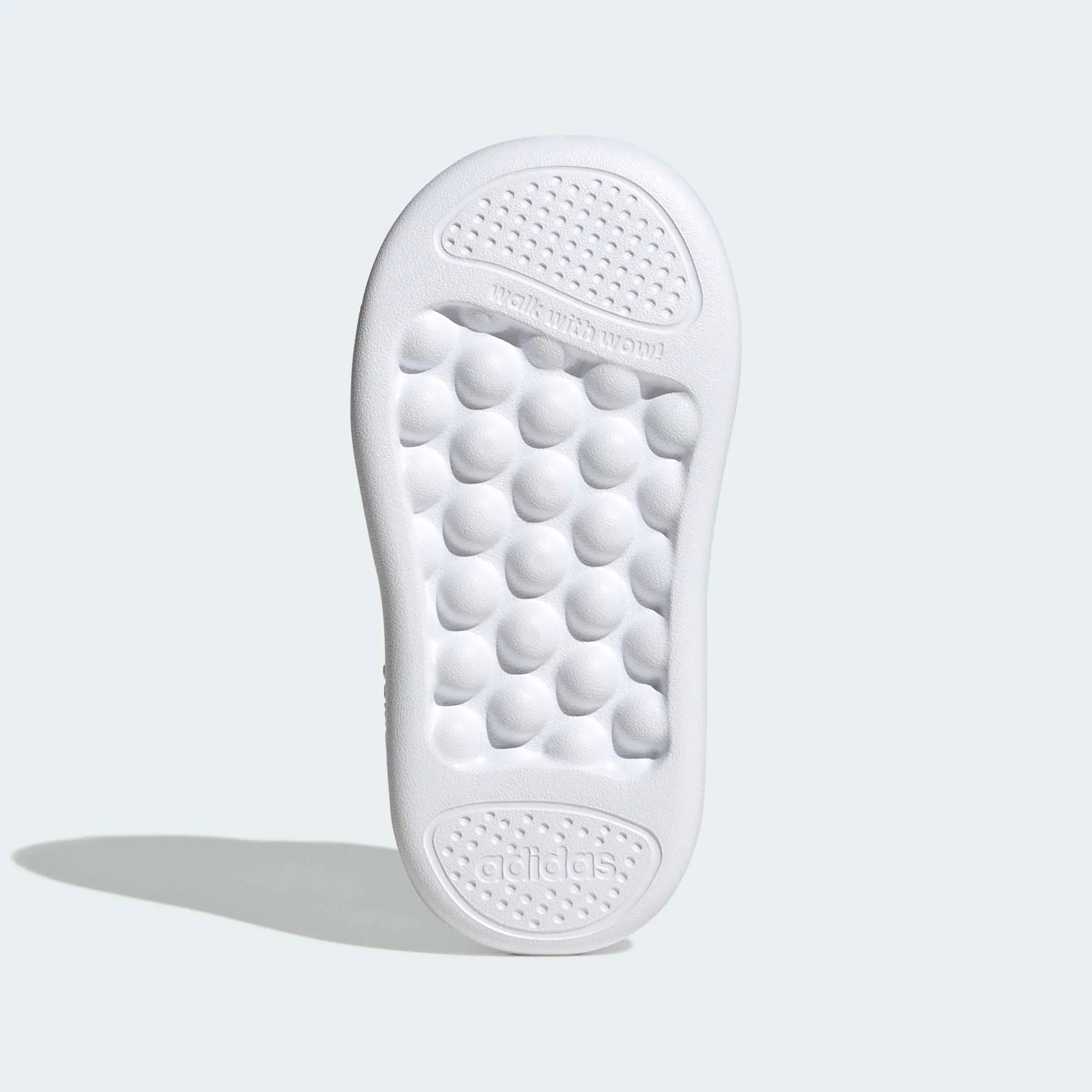 סוליה תחתונה של נעל אדידס אפורה עם מרקם בועות, מותג CHOZEN