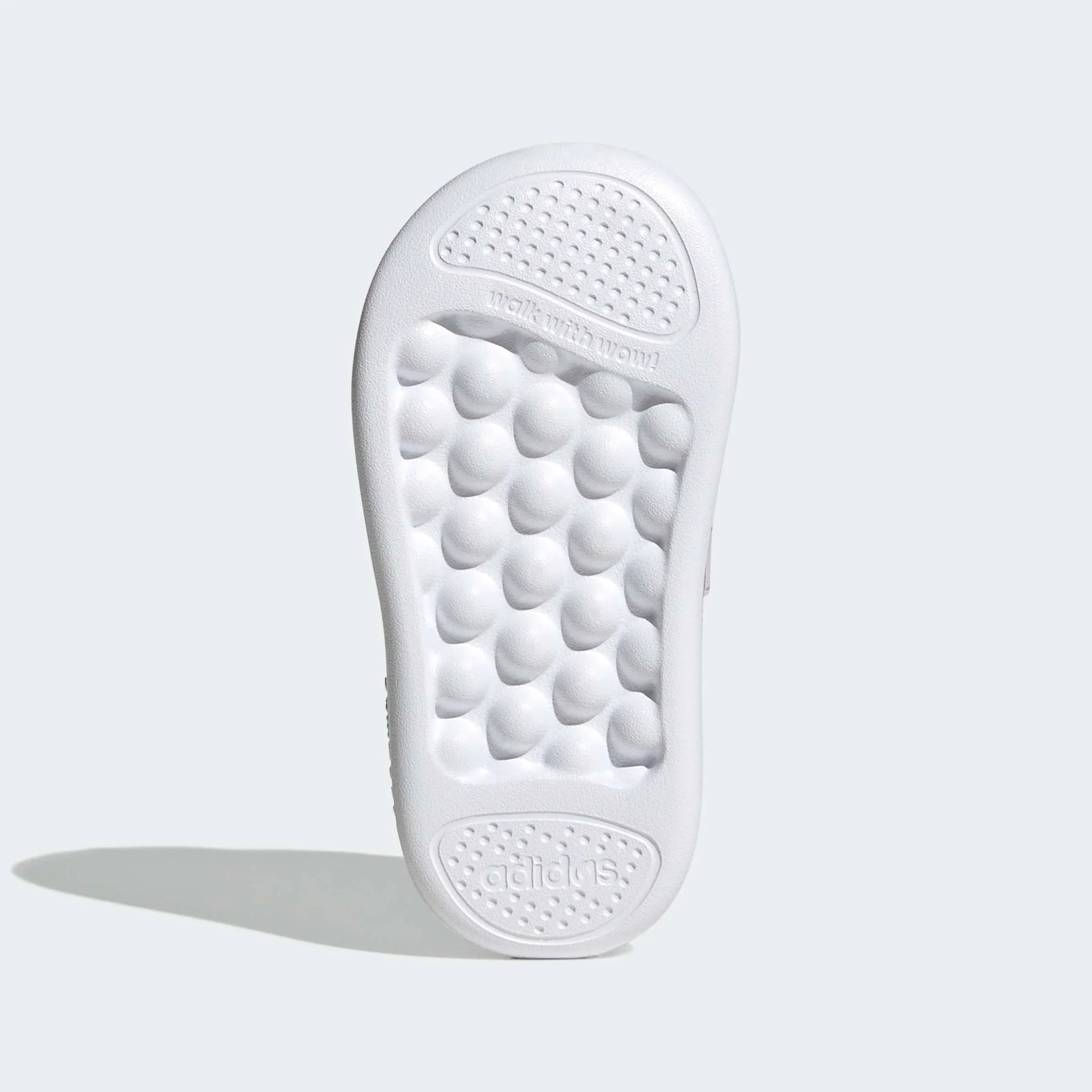 סוליית נעל אדידס לבנה עם טקסטורה ייחודית, צילום תחתון, ב-CHOZEN מותגים מובילים