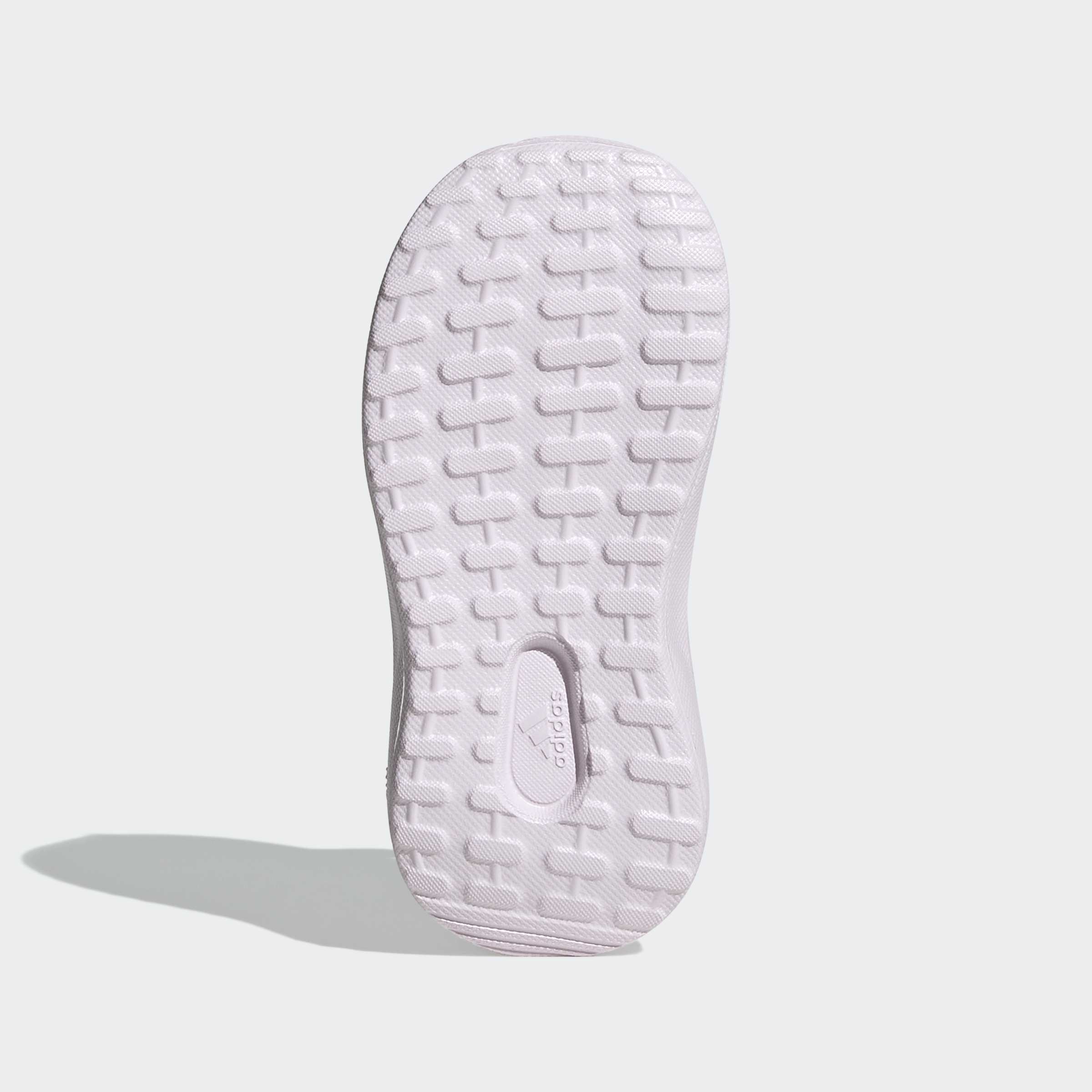 סוליית נעל ספורט אפורה עם חריצים בולטים לצעדים נוחים ואחיזה משופרת