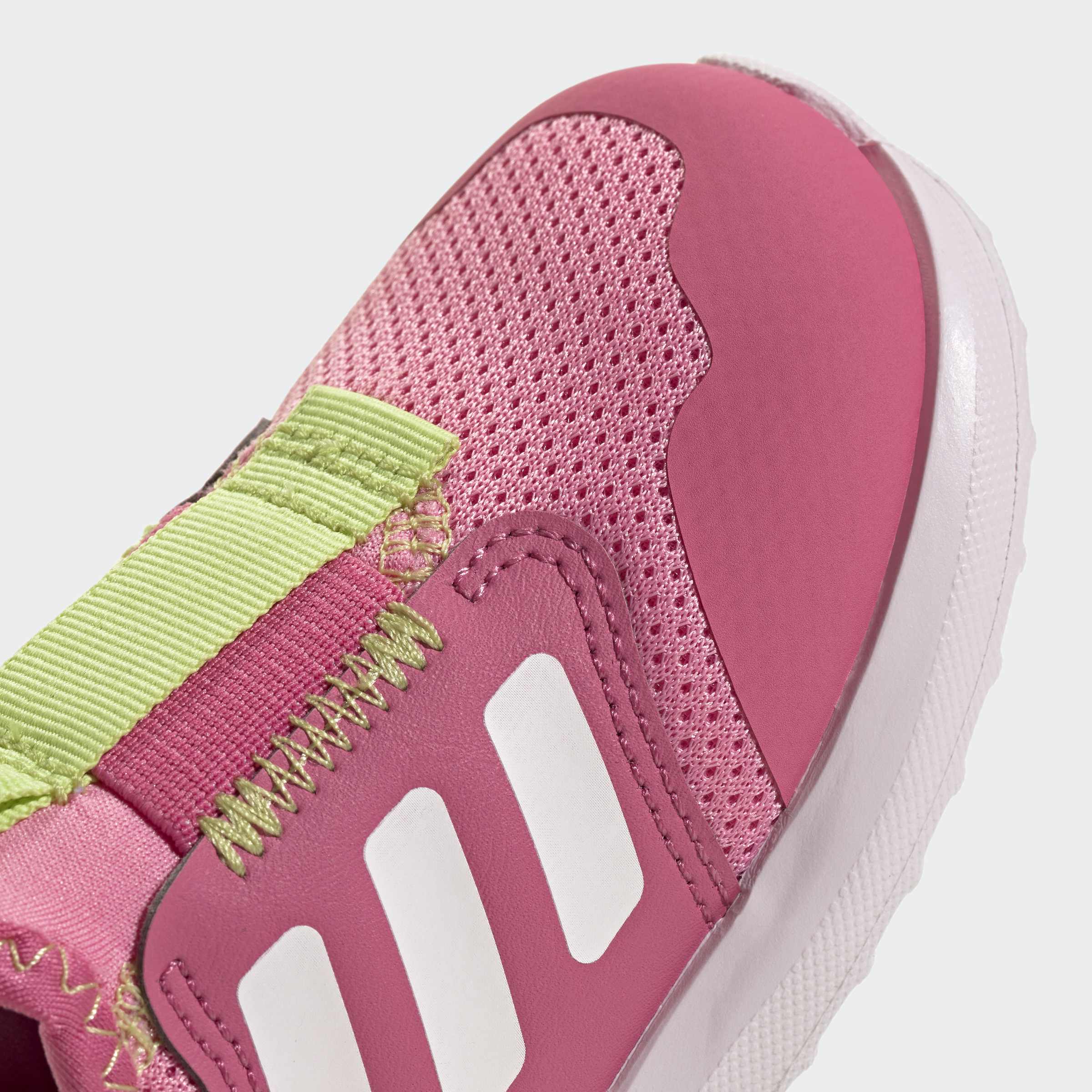 נעל ספורט ורודה לנשים עם רשת נושמת, פרטים ירוקים ולבן, תקריב על חומרי הגפה