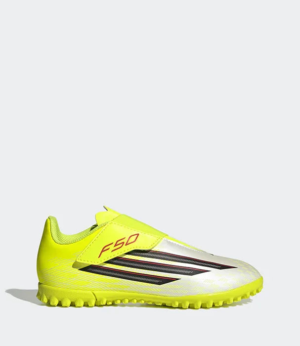 נעל כדורגל ילדים אדידס F50 בצבע צהוב וכסוף, דגם סינטטי, מוצגת על רקע לבן באתר CHOZEN