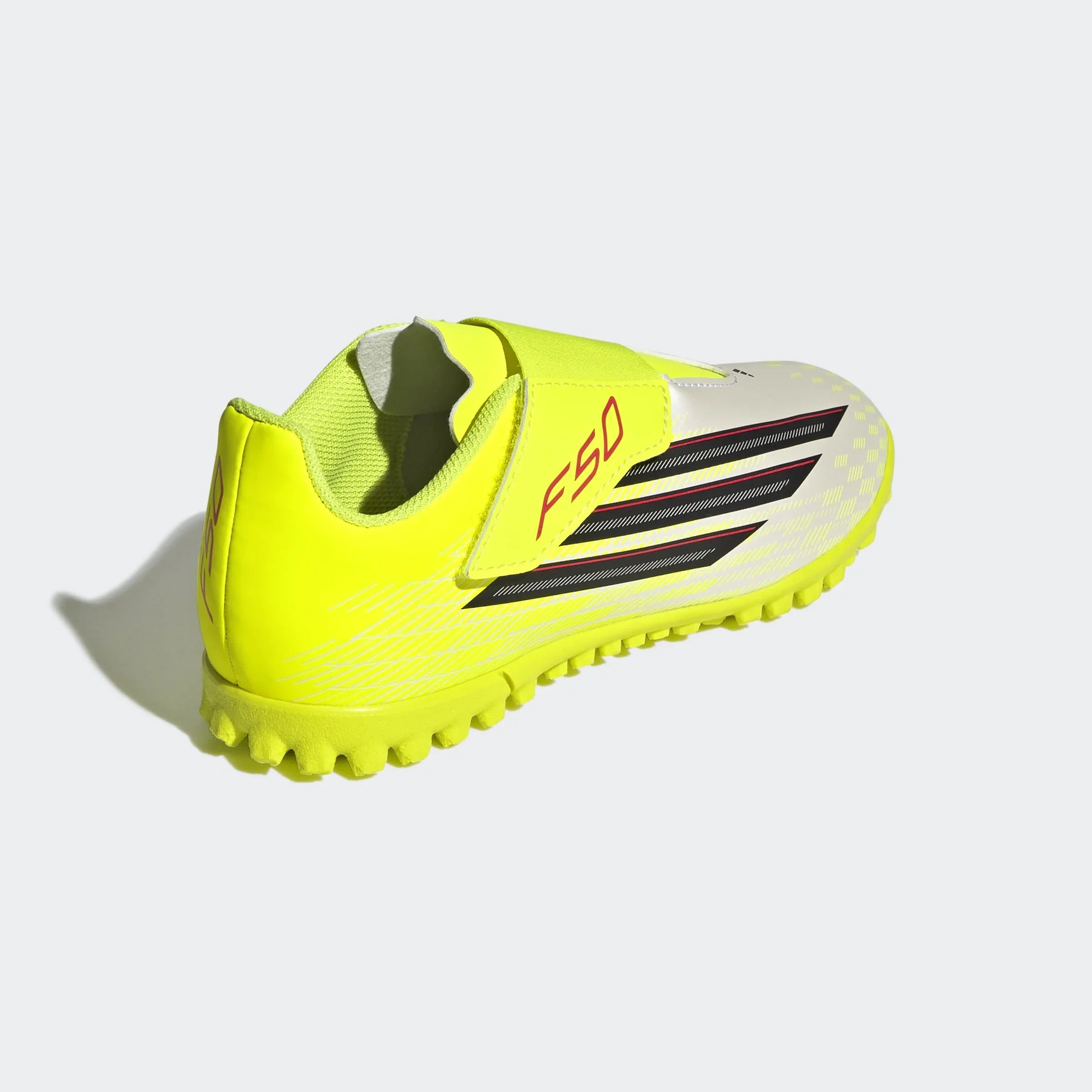 נעל כדורגל אדידס F50 לילדים בצהוב ולבן, צילום צד אחורי, מוצג על רקע לבן באתר CHOZEN