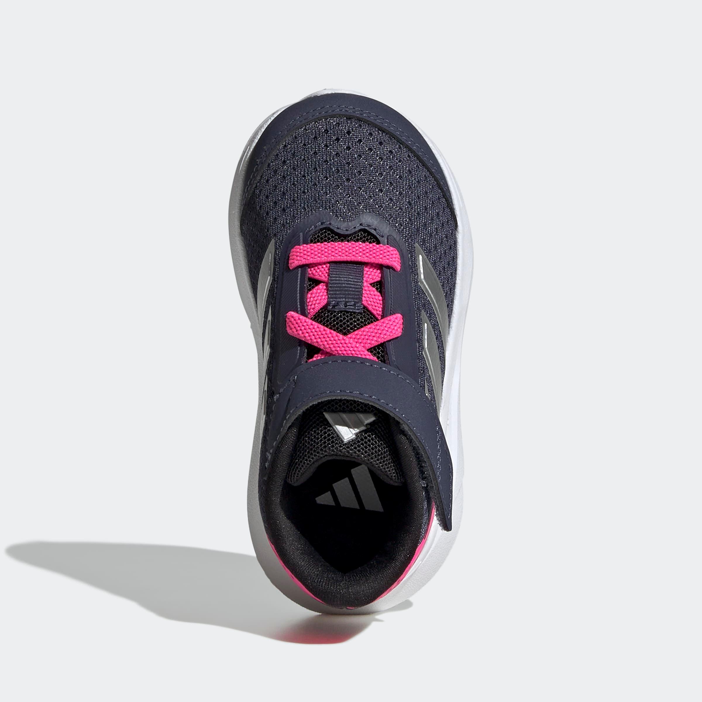 נעל ספורט אפורה לילדים עם שרוכים ורודים וסוליה לבנה, צילום מבט עליון