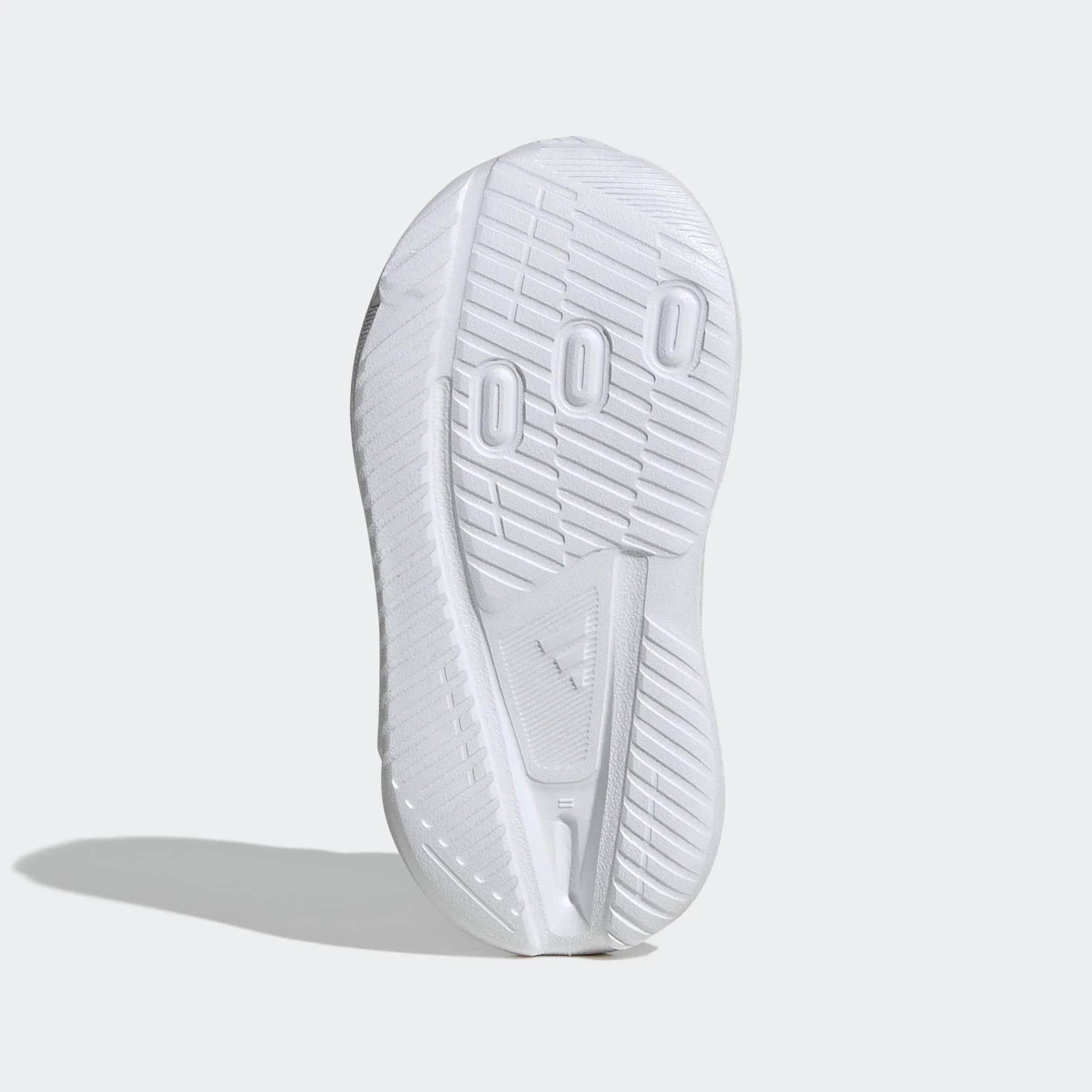 סוליית נעל ספורט לבנה עם דוגמה גיאומטרית, צילום מבט מלמטה