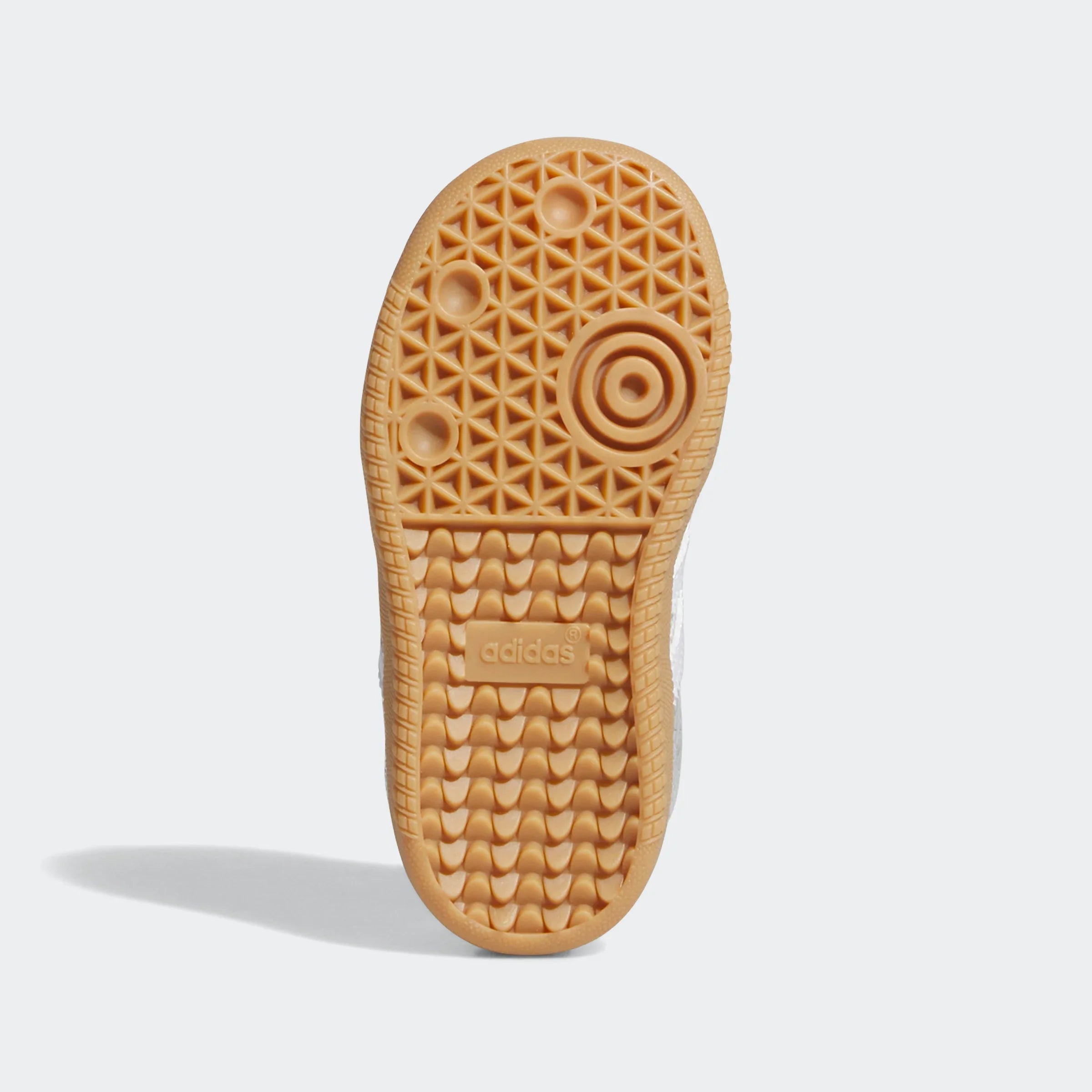 סוליה תחתונה של נעל ספורט בצבע חום עם טקסטורה ייחודית וסמל adidas