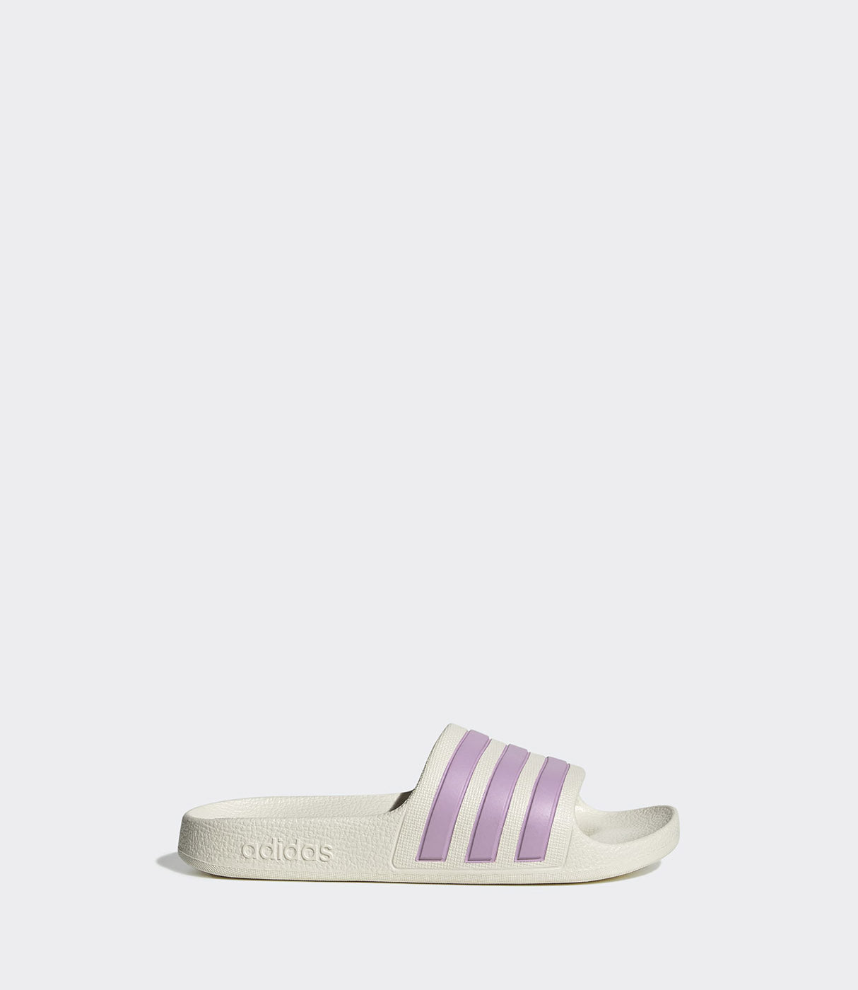 כפכף ספורט לבן עם שלושה פסים סגולים, צילום צד לרוחב, רקע חלק