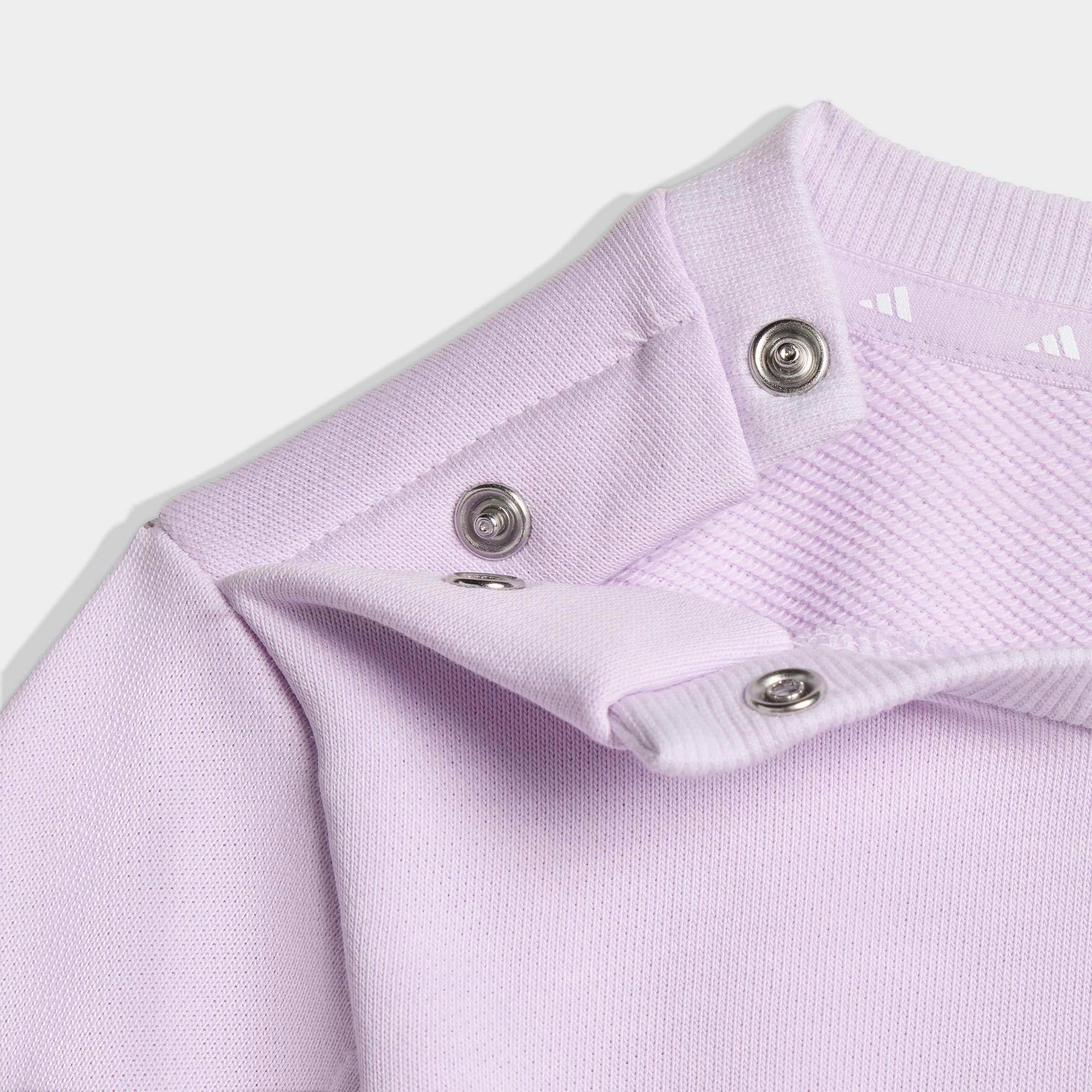 תקריב על חולצת טריקו סגולה לתינוק עם כפתורי לחיצה, מבית מותג CHOZEN