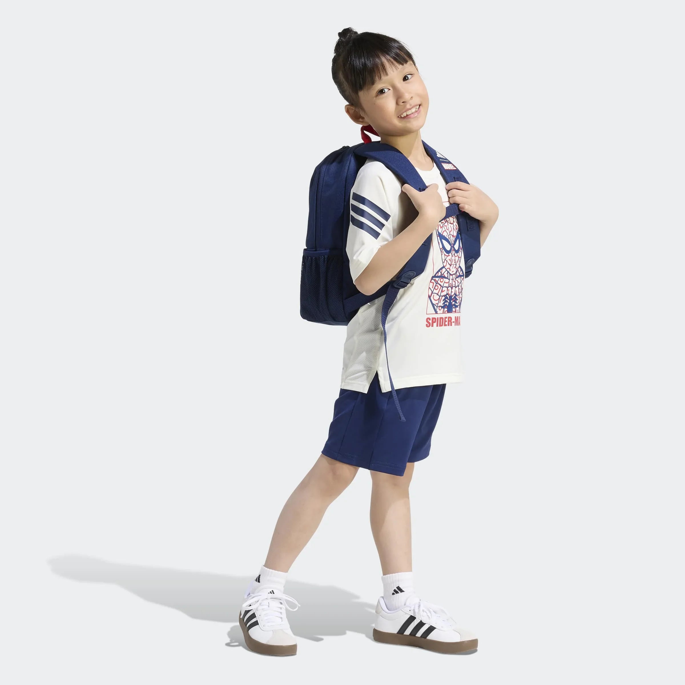ילד עם תיק גב כחול, חולצת ספיידרמן, מכנסיים קצרים ונעלי אדידס, צילום לאתר CHOZEN
