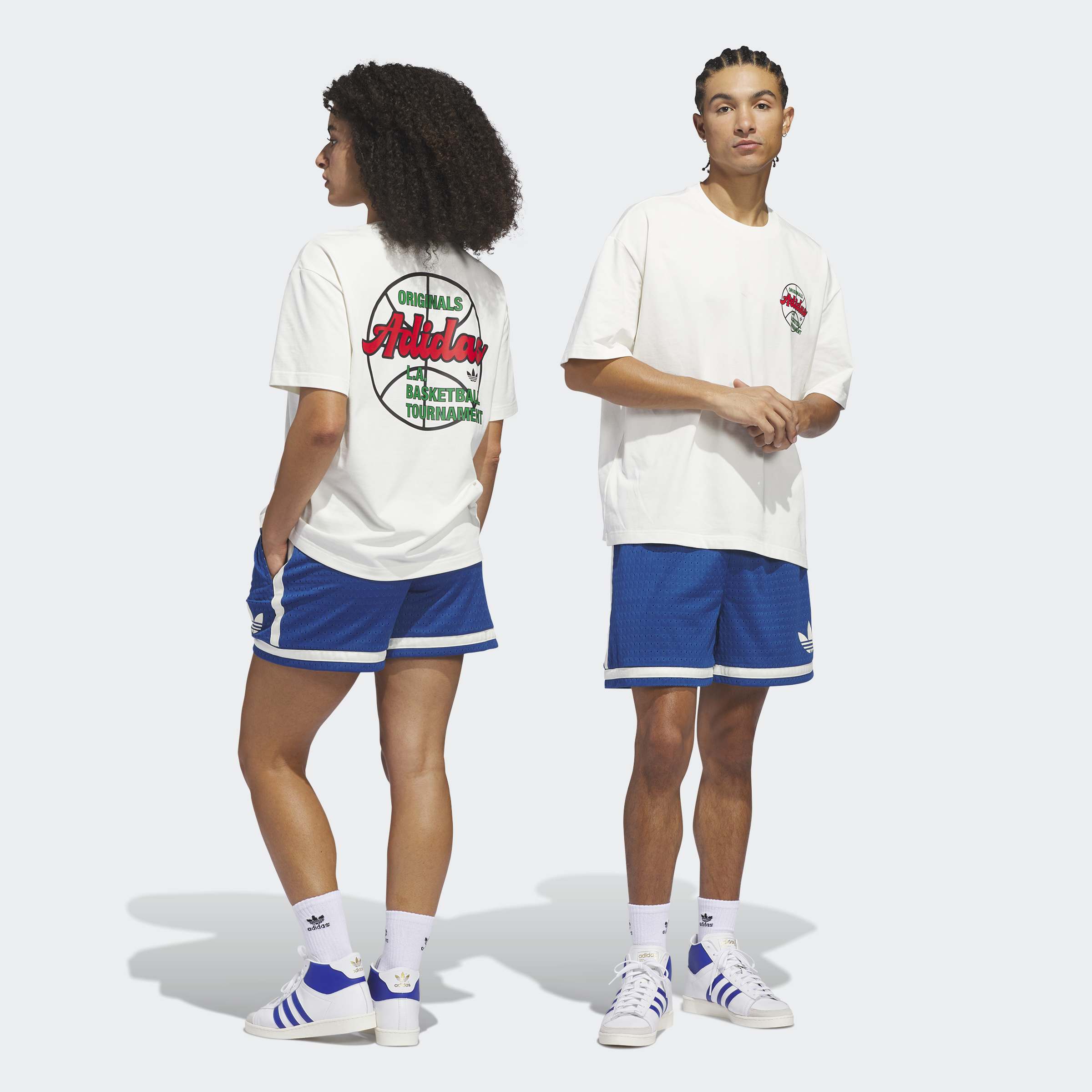 שני דוגמנים לובשים חולצה לבנה ומכנסי ספורט קצרים בצבע כחול, אופנת רחוב יוניסקס