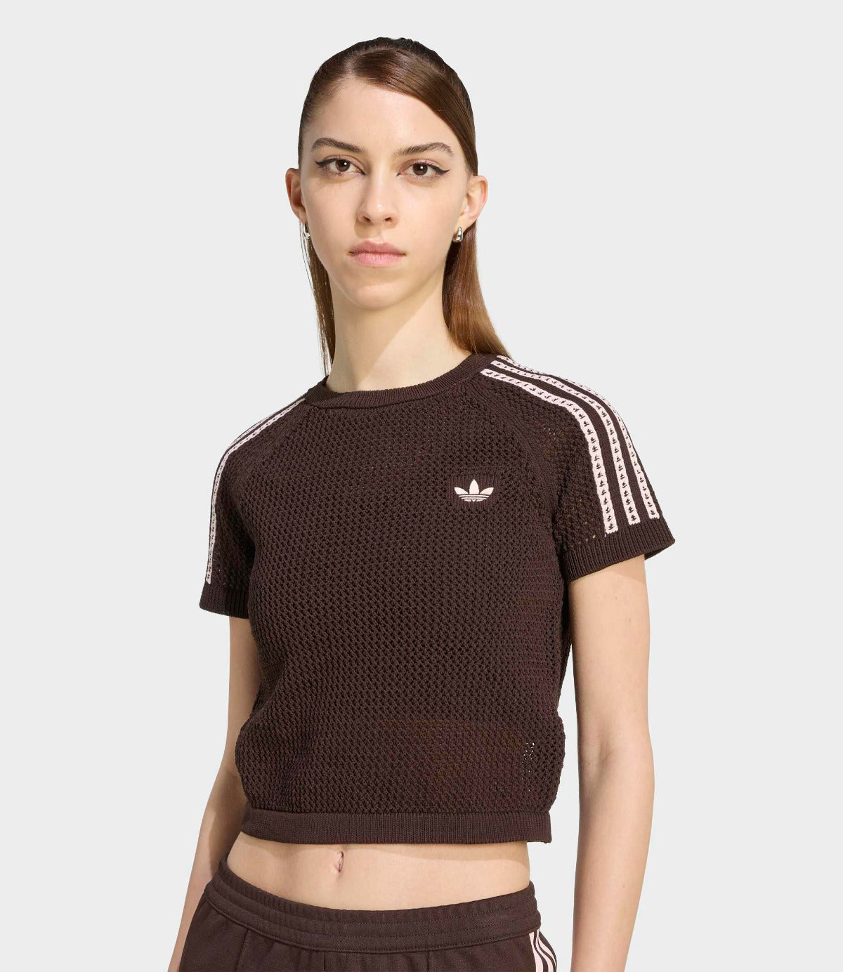 אדידס חולצה קצרה CROCHET CALI TEE לנשים, פרטי עיצוב, מבית CHOZEN