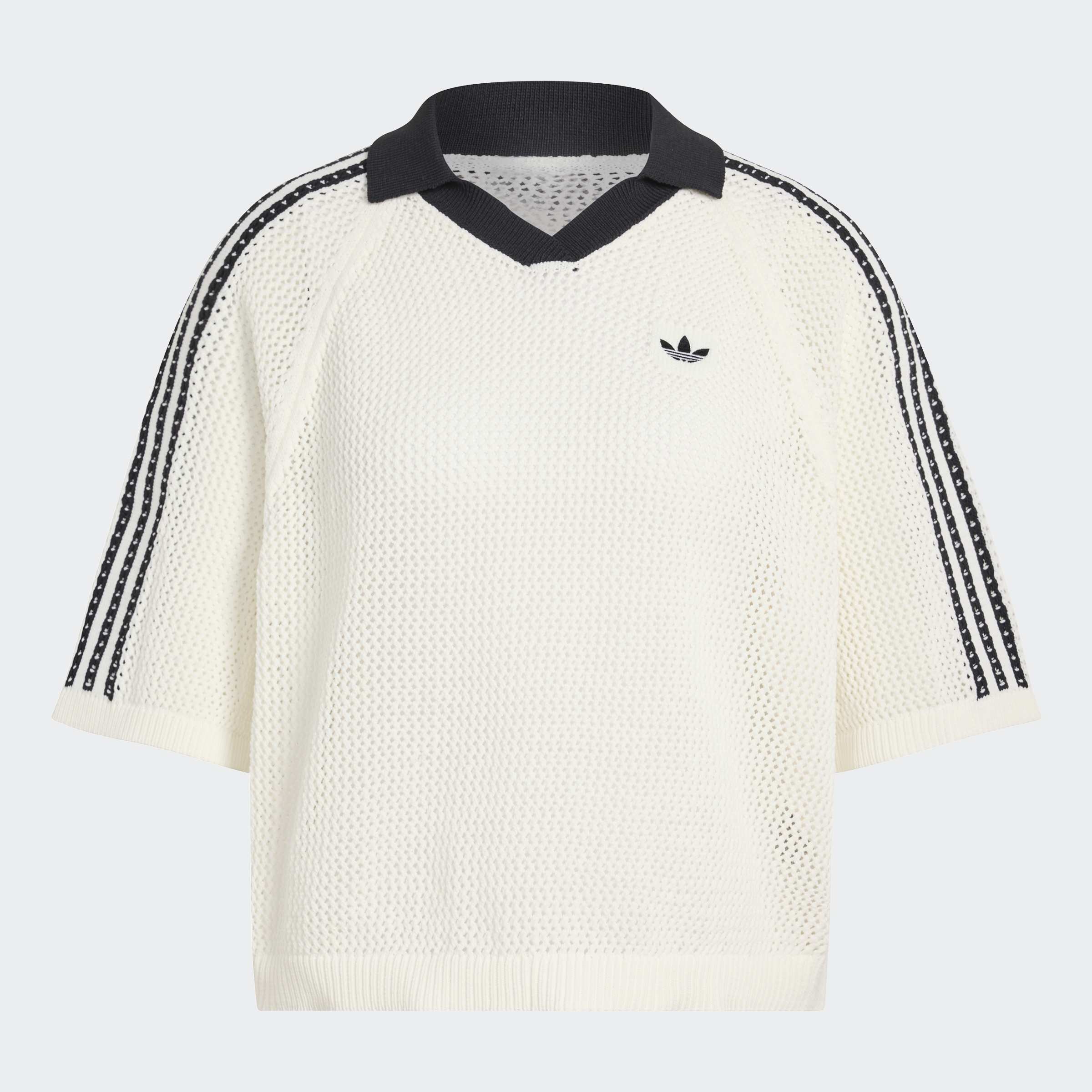 חולצת פולו רשת לבנה עם שרוול קצר, צווארון שחור, פסים שחורים וסמל על החזה