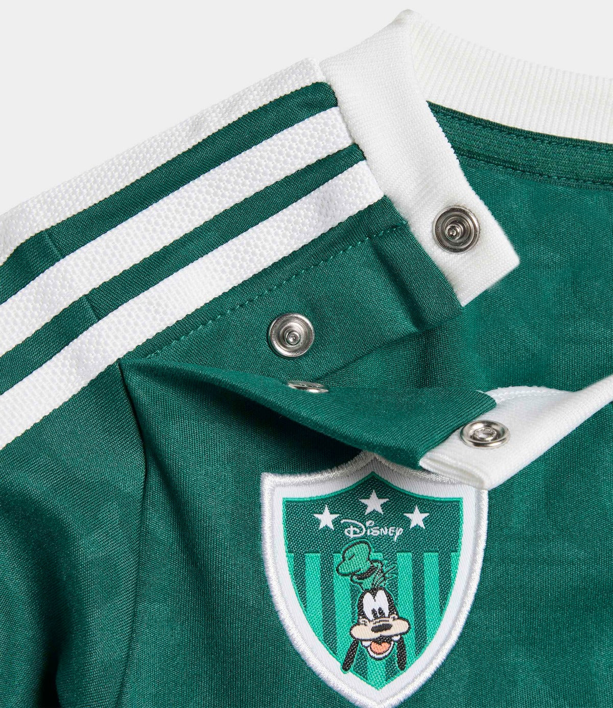 חולצת ילדים ירוקה עם פסי כתפיים לבנים, תג דמות דיסני וכפתורי תיקתוק